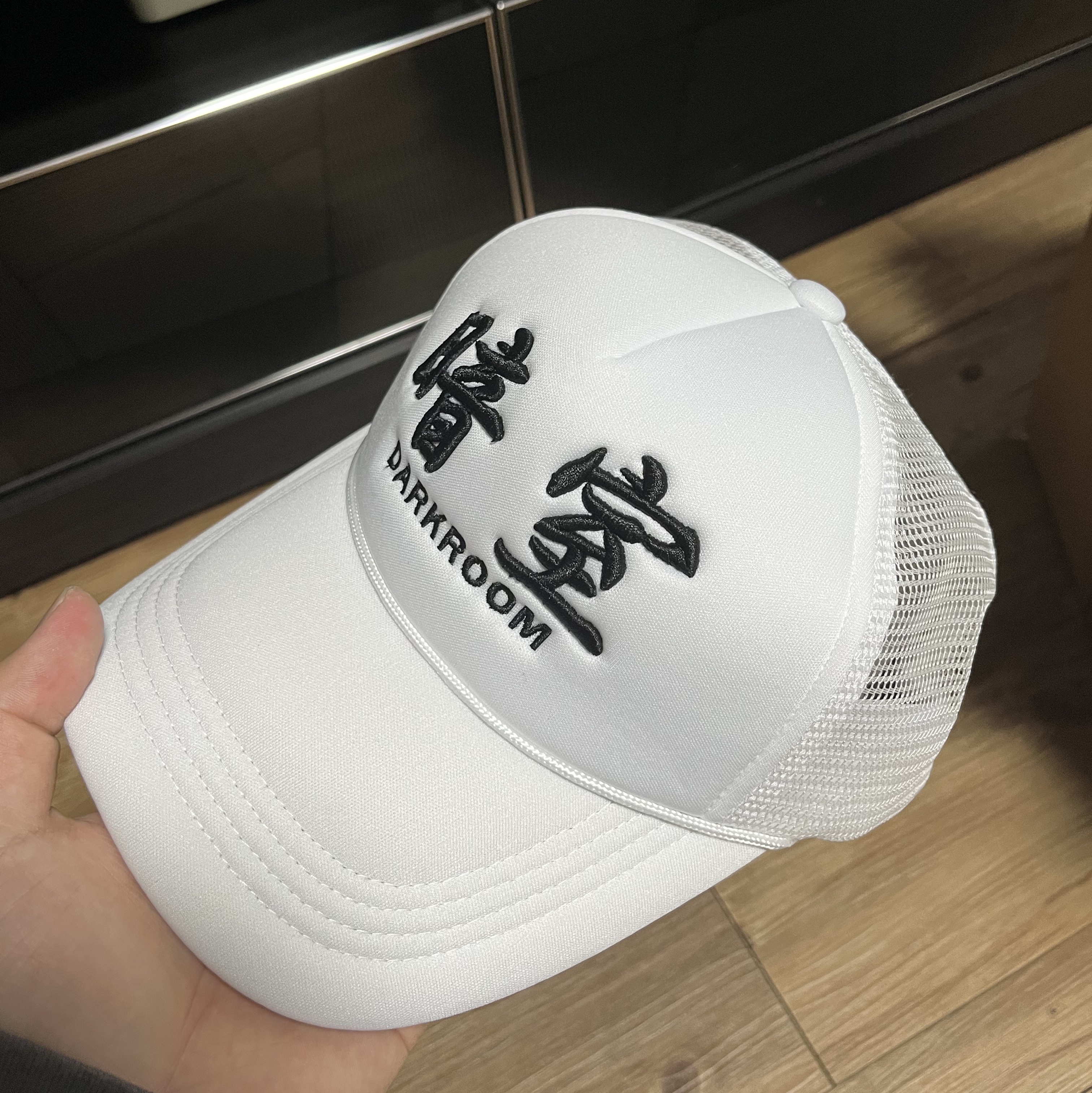 Darkr8m Studio Mesh Trucker Cap White 착용 스타일 - 1