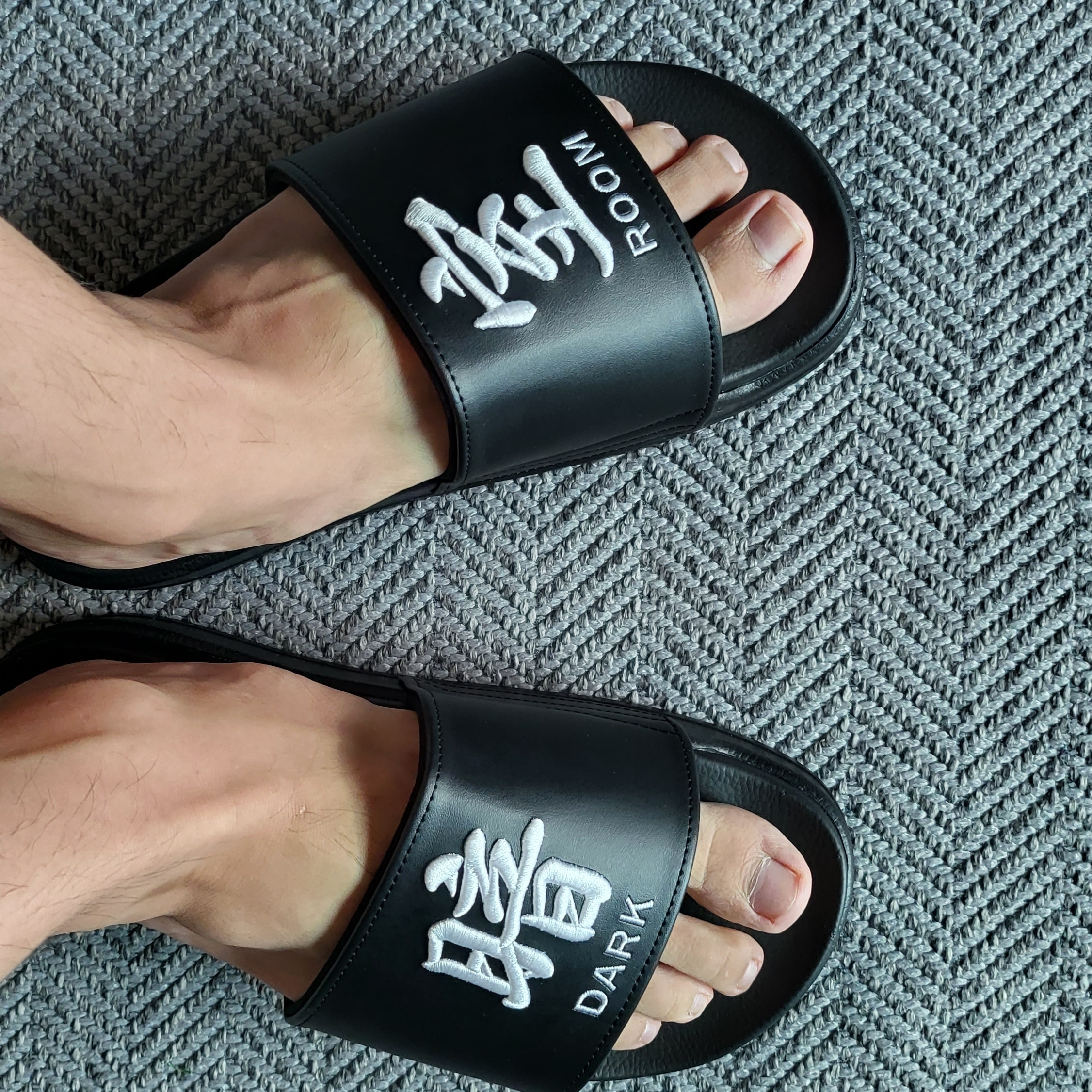 Darkr8m Studio Slides Black 착용 스타일 - 2