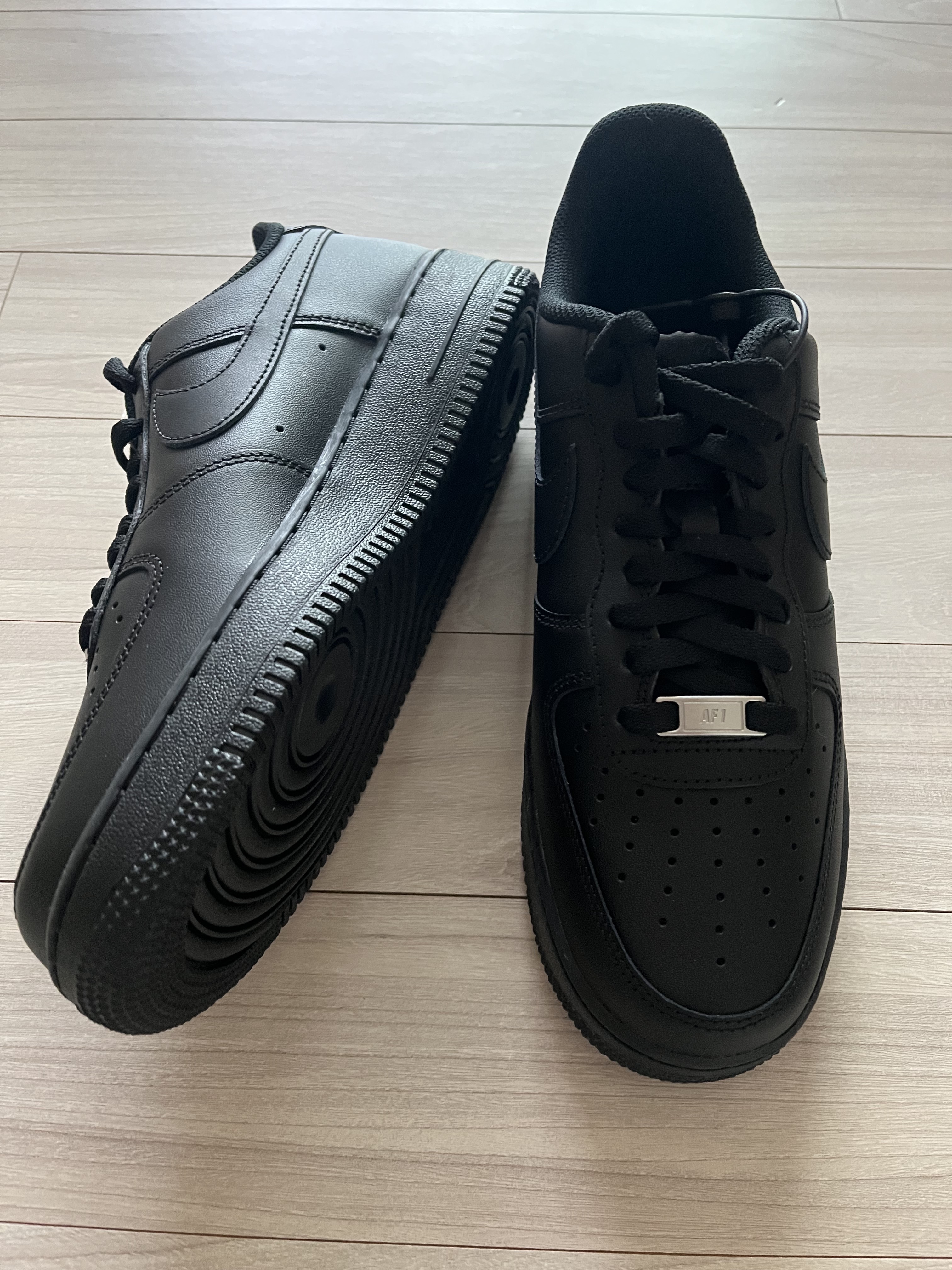Nike Air Force 1 '07 Low Triple Black 착용 스타일 - 2