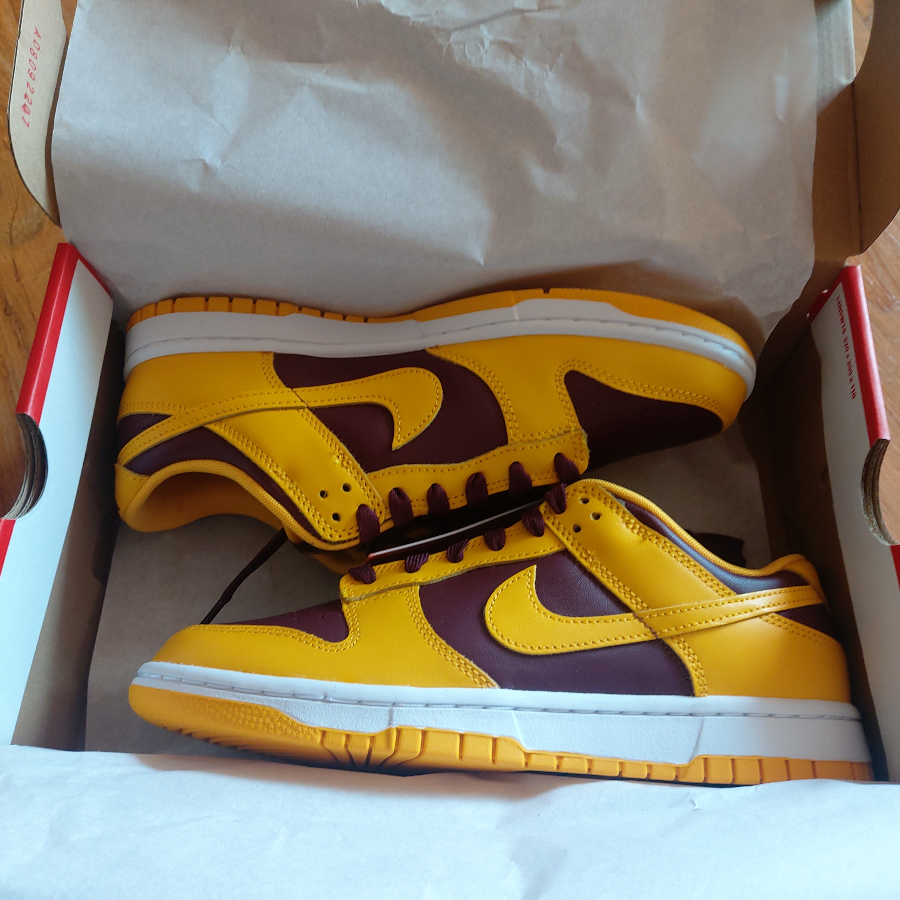 Nike Dunk Low Retro University Gold and Deep Maroon 착용 스타일 - 2