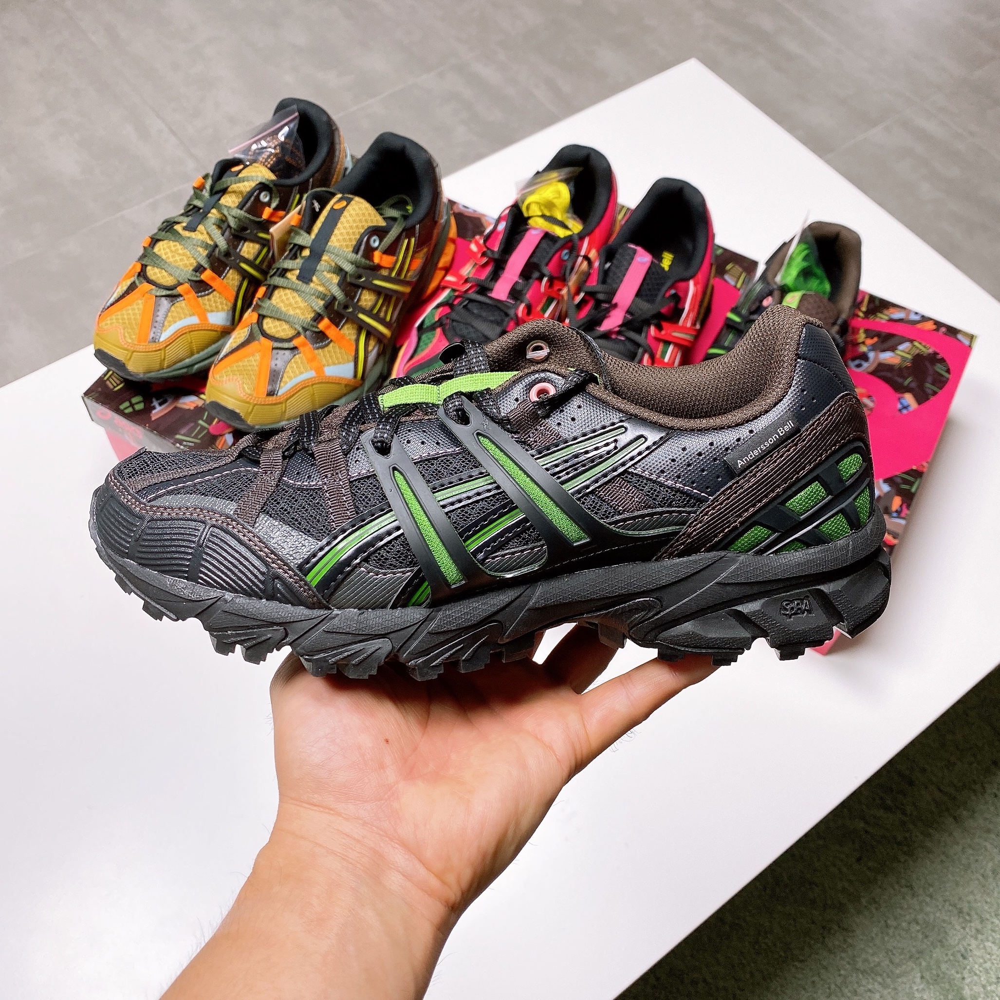 Asics x Andersson Bell Gel-Sonoma 15-50 Black Green, Asics x Andersson Bell Gel-Sonoma 15-50 Bright Rose Evergreen 착용 스타일 - 1