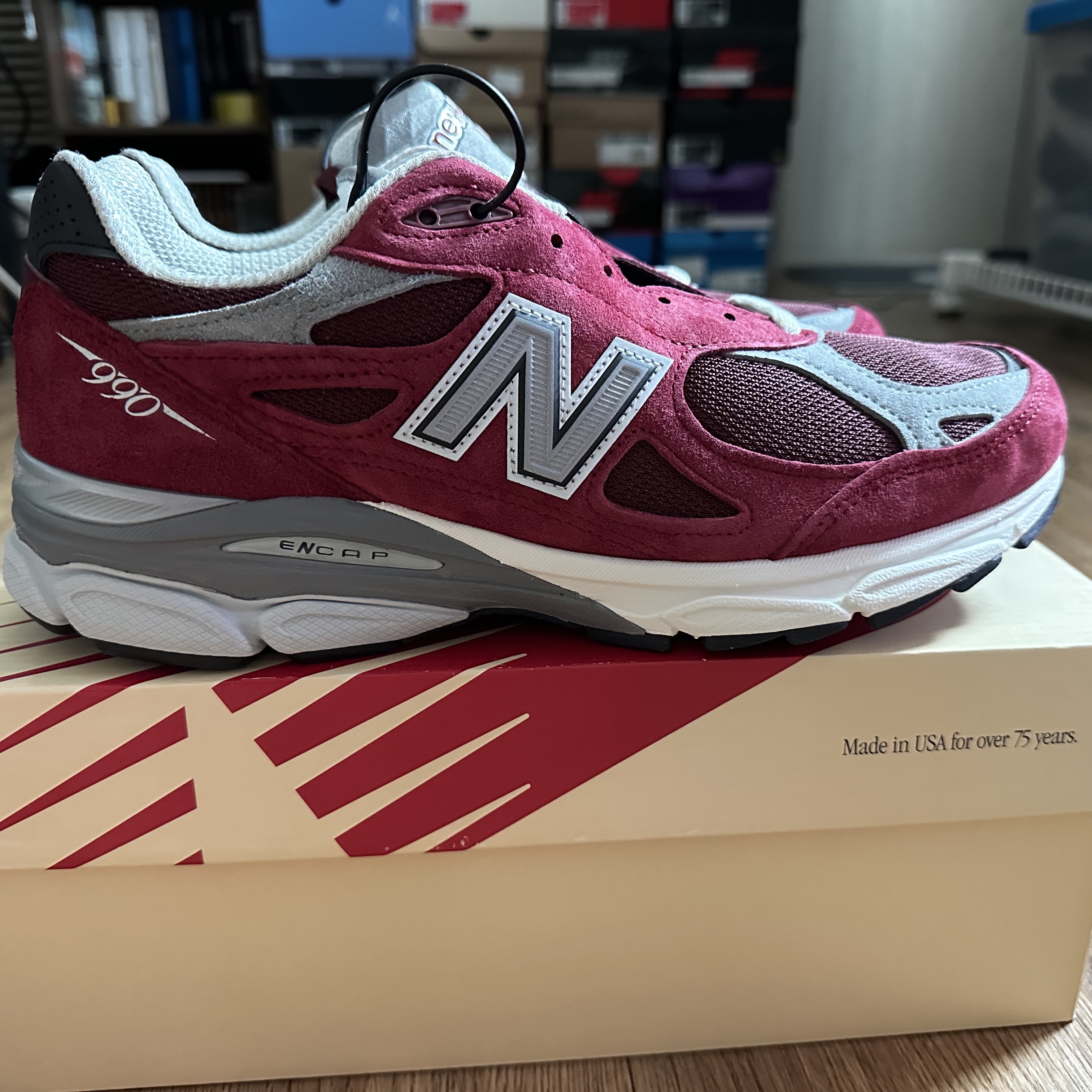 New Balance 990v3 Made in USA Scarlet Marblehead 착용 스타일 - 1