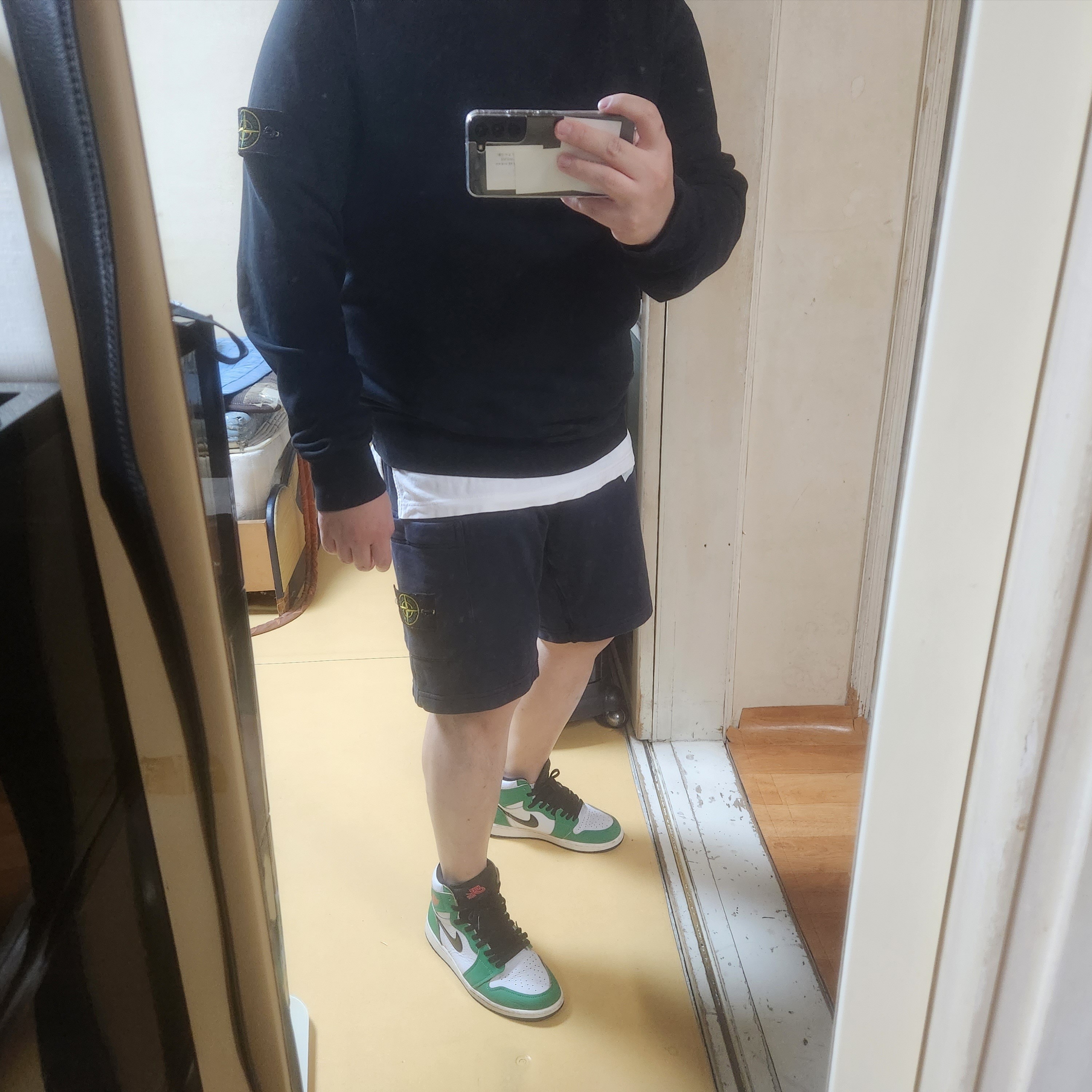 (W) Jordan 1 Retro High OG Lucky Green, Stone Island 64450 Long Sleeve Crewneck Sweatshirt Black - 21SS 착용 스타일