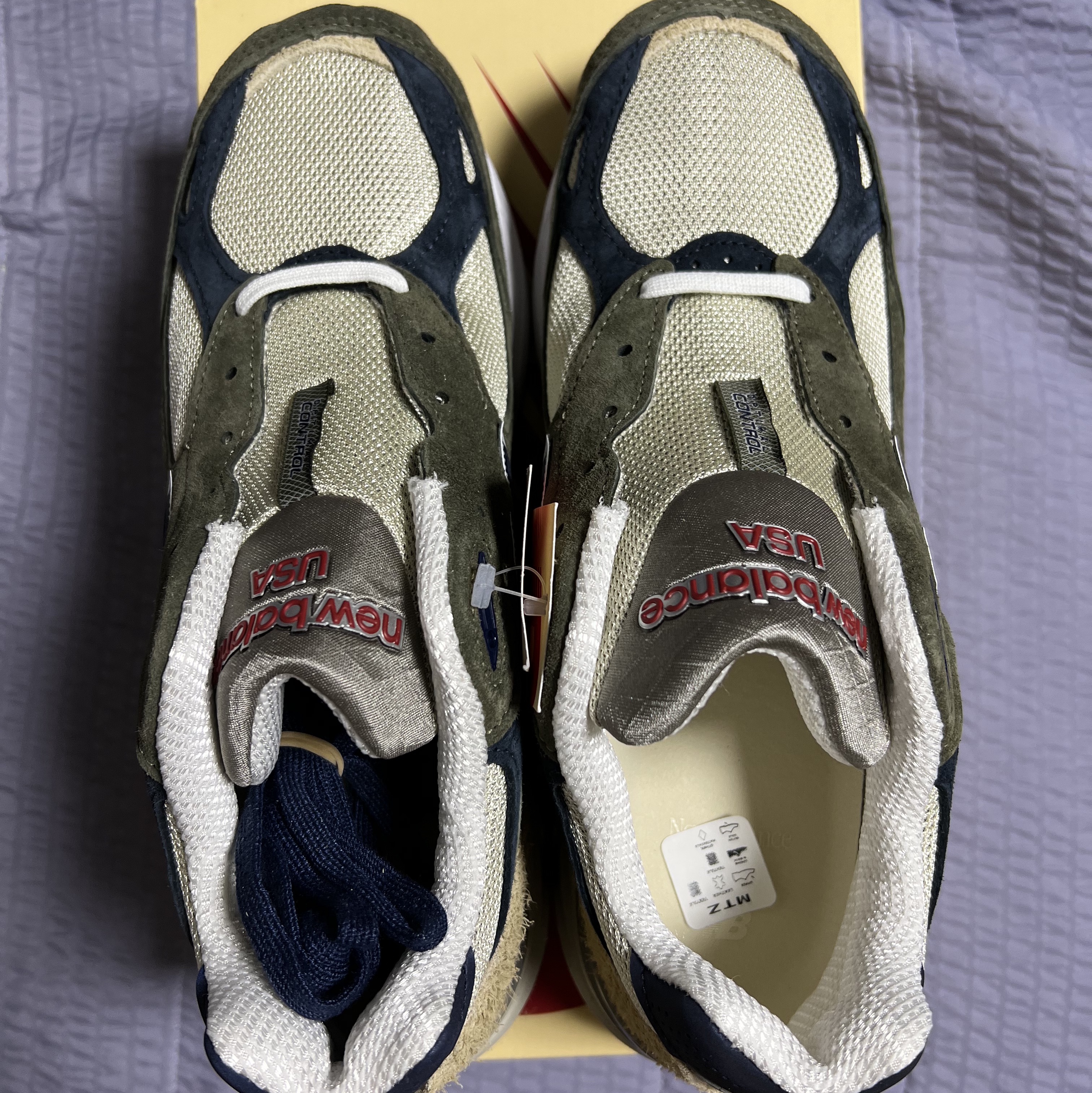 New Balance 990v3 Made in USA Olive 착용 스타일 - 1