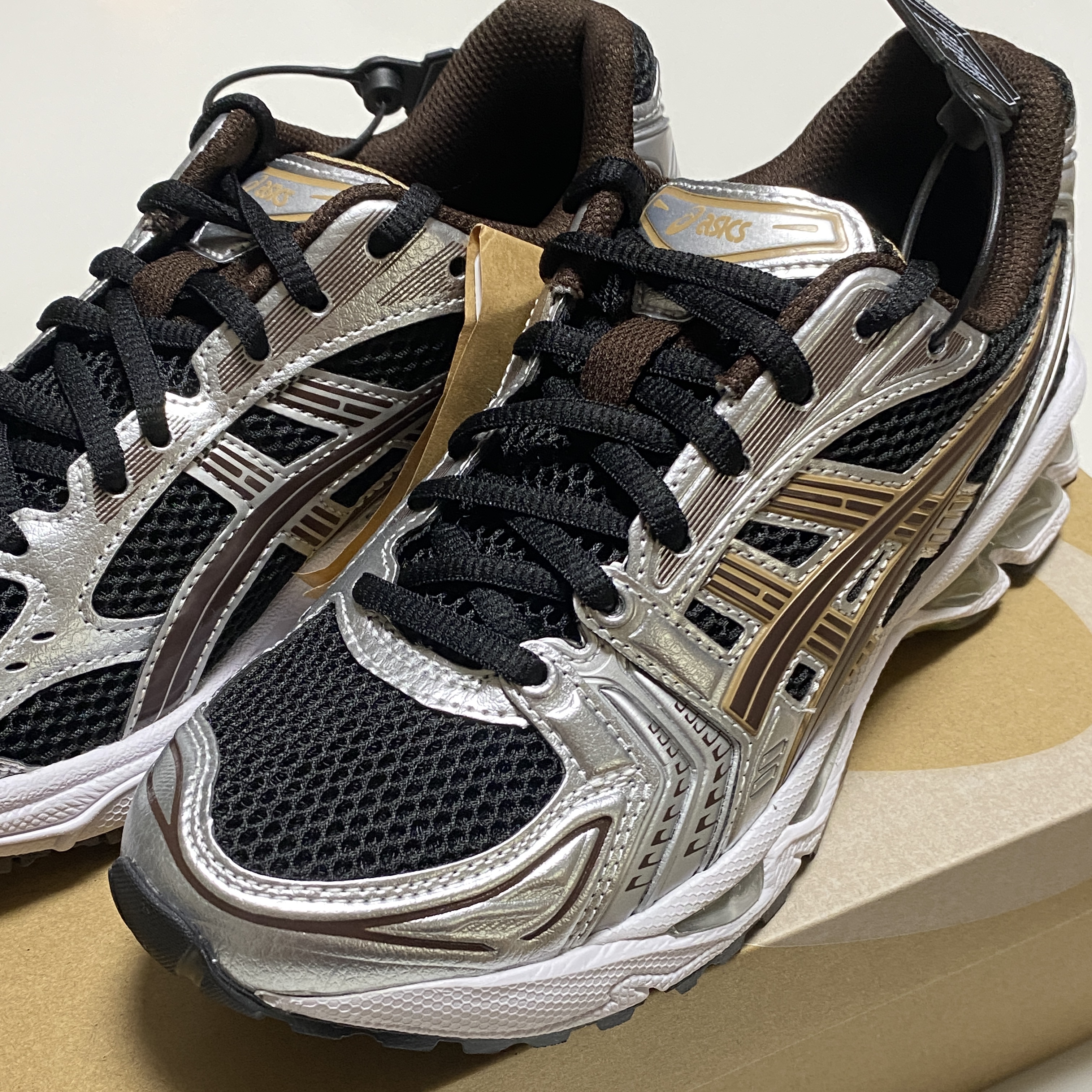 Asics Gel-Kayano 14 Black Coffee 착용 스타일 - 2