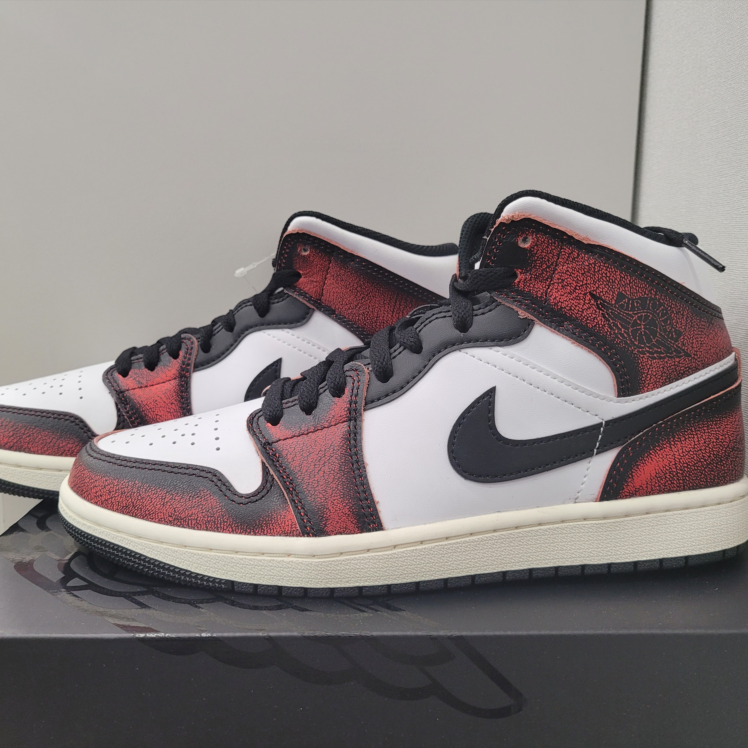 Jordan 1 Mid SE Infrared 23 착용 스타일 - 1