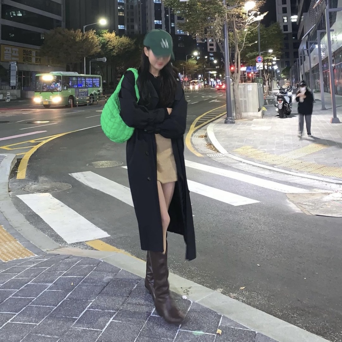 COS Quilted Mini Bag Bright Green 착용 스타일 - 1