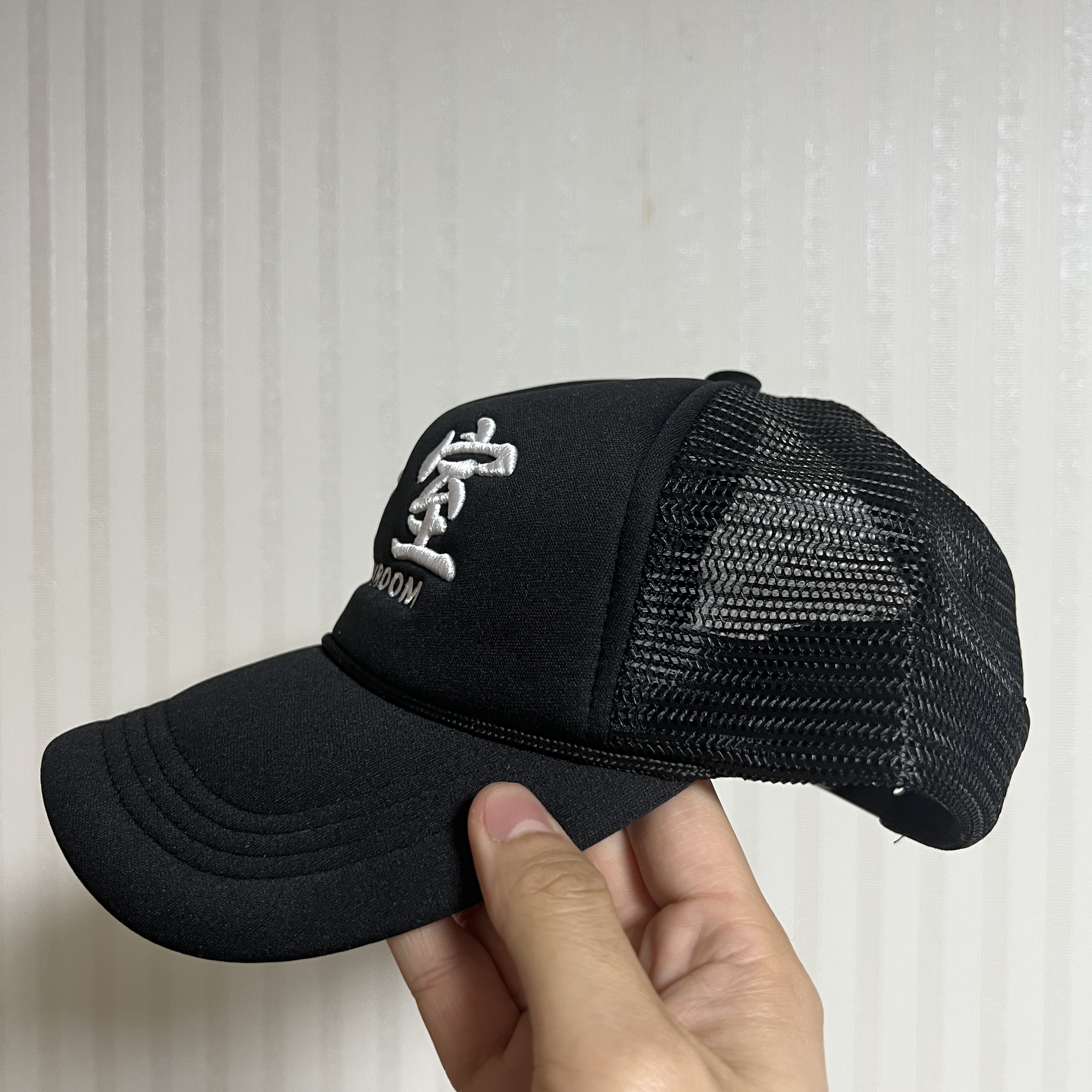 Darkr8m Studio Mesh Trucker Cap Black, Adidas Yeezy Foam RNNR Sand 착용 스타일 - 2