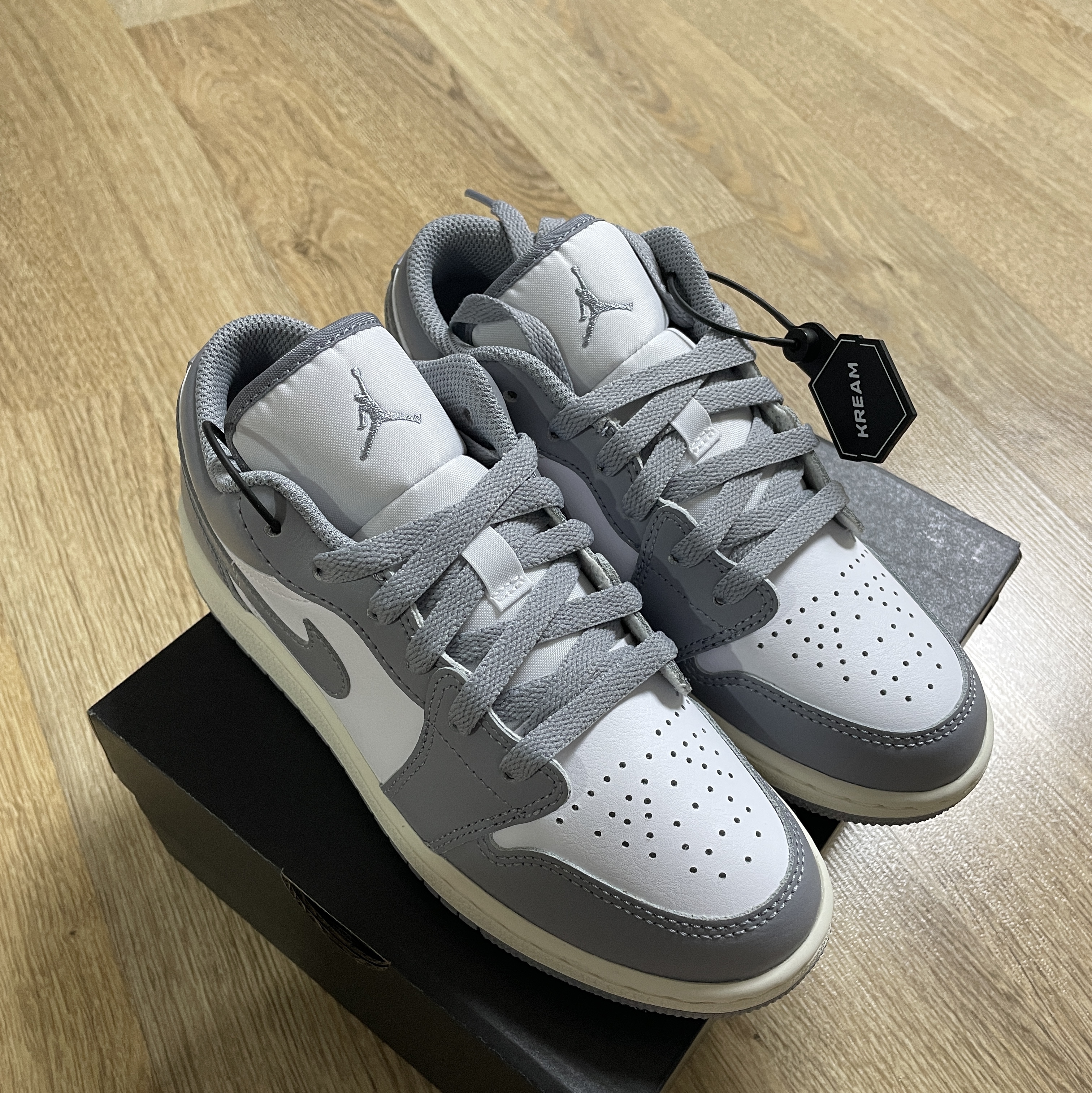 Jordan 1 Low Stealth and White 착용 스타일 - 3