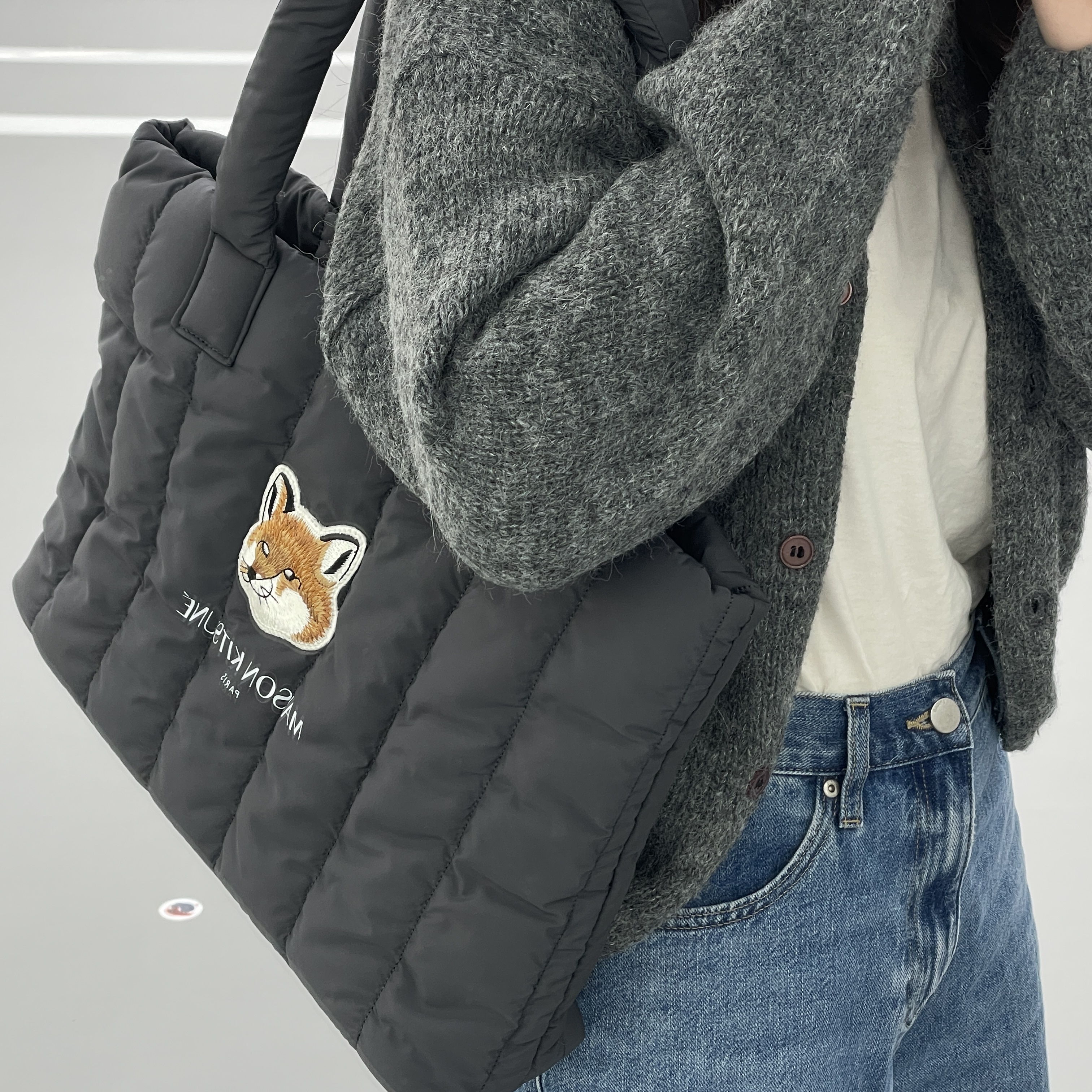 Maison Kitsune x Laneige Padded Bag Navy 착용 스타일 - 1
