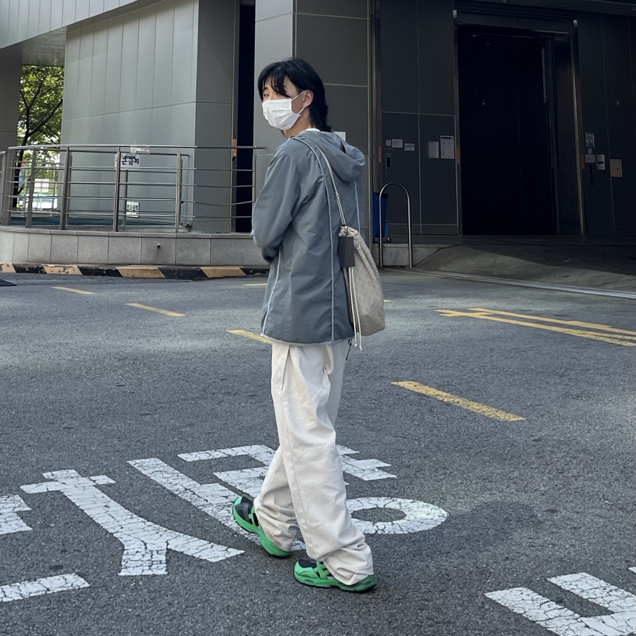 Asics HS2-S Gel-MC Plus Sea Glass Graphite Grey 착용 스타일 - 3