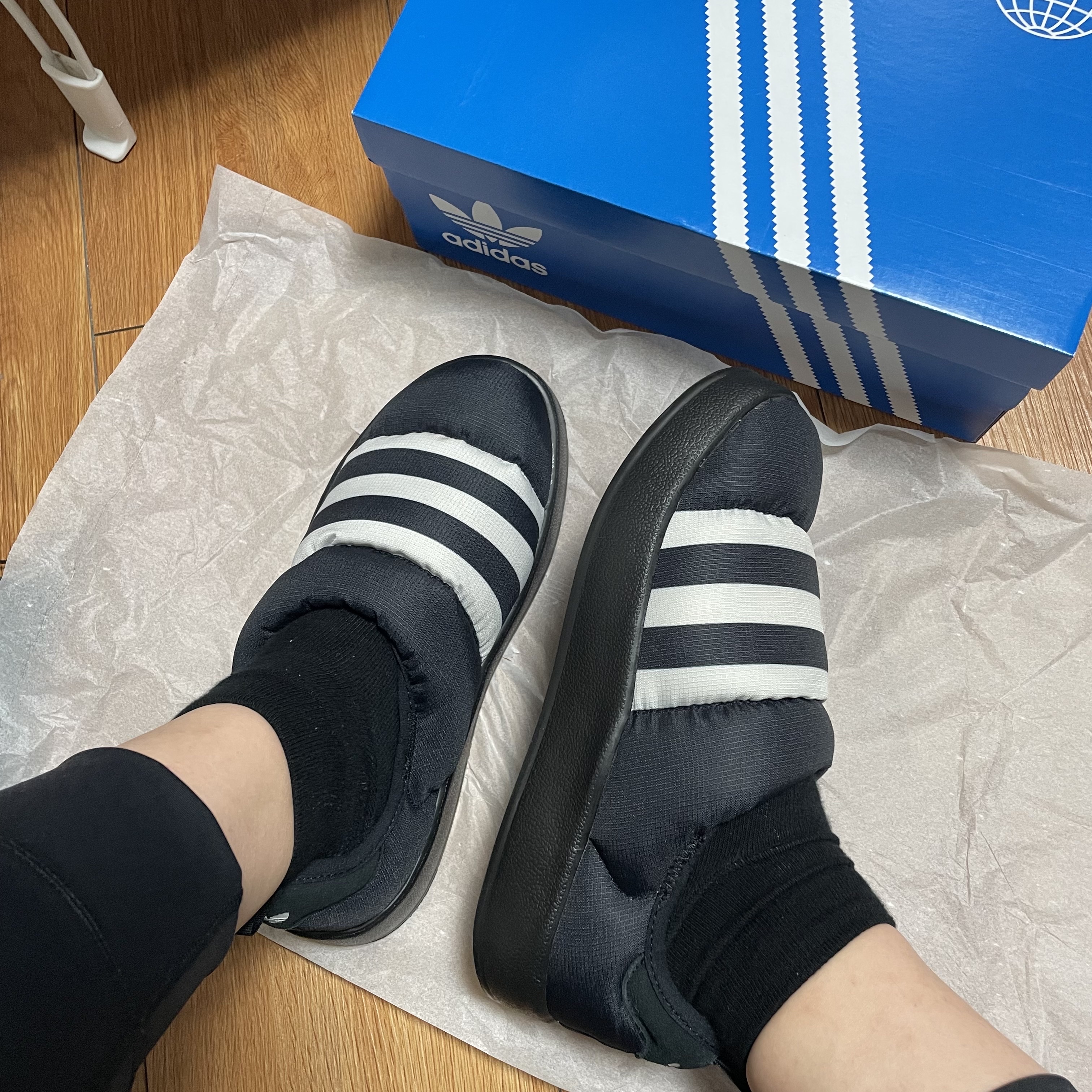 Adidas Puffylette Core Black 착용 스타일 - 2