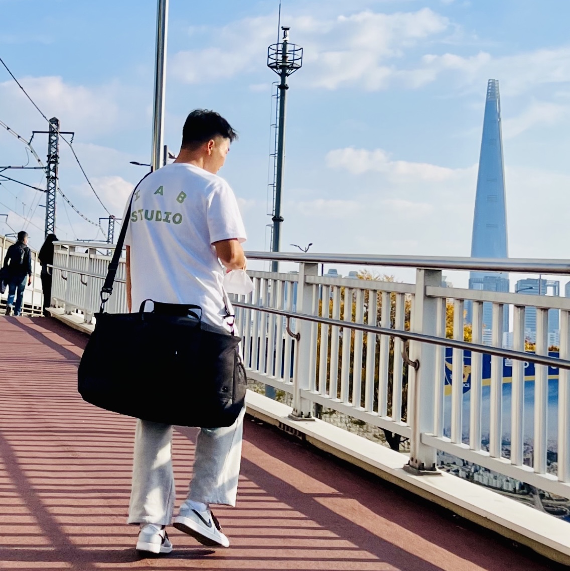 Jordan 1 Low Golf Wolf Grey, IAB Studio T-Shirt White Light Green 착용 스타일