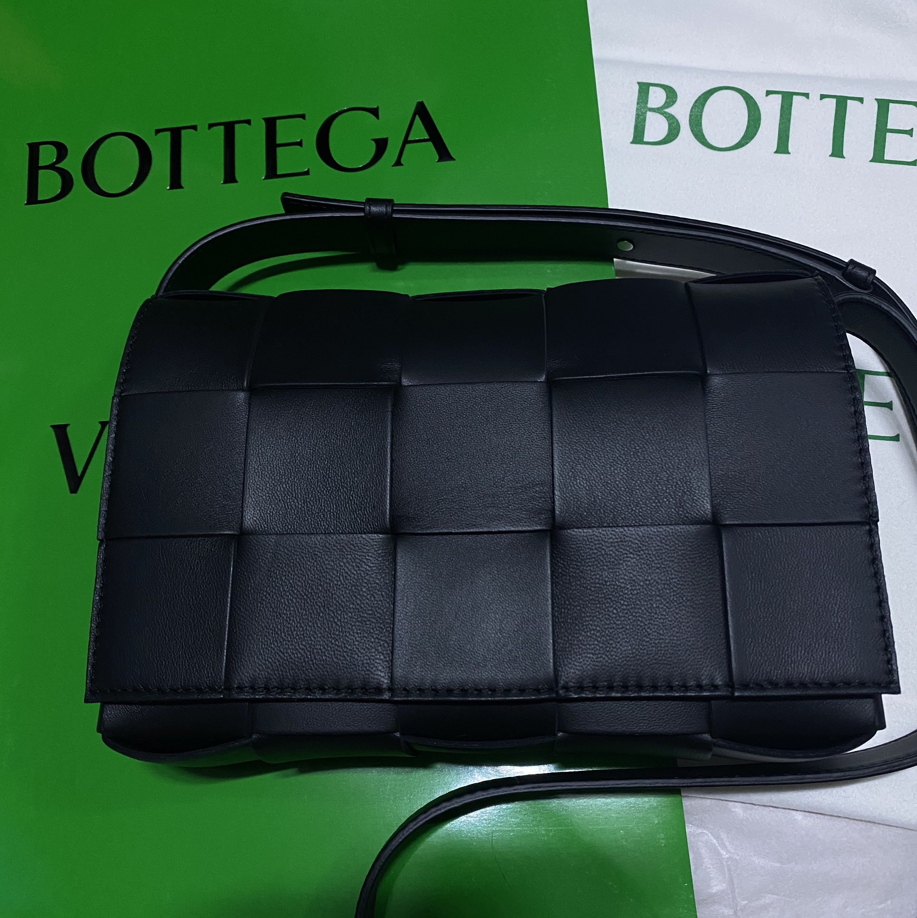 Bottega Veneta Lambskin Leather Cassette Black 착용 스타일 - 2