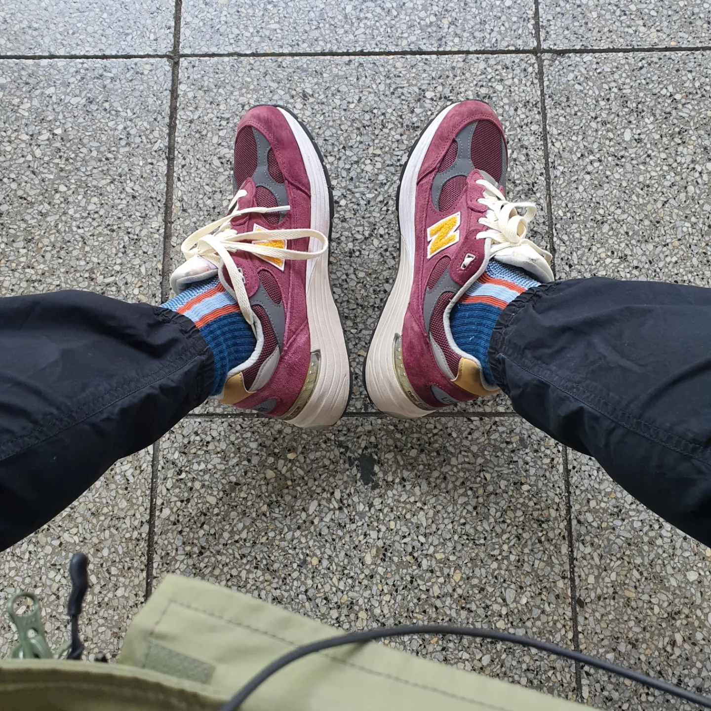 New Balance 992 Made in USA Burgundy Gold 착용 스타일 - 1