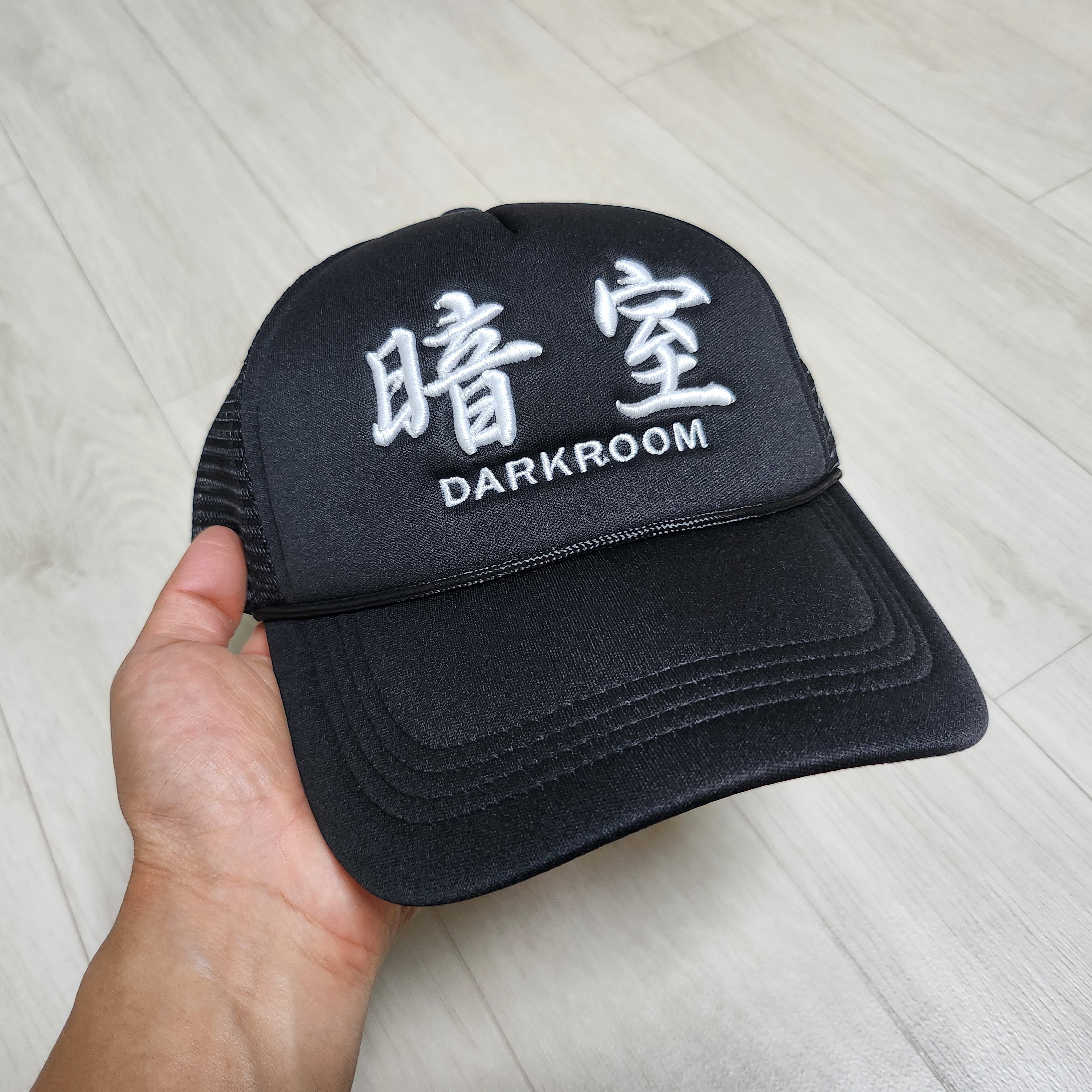 Darkr8m Studio Mesh Trucker Cap Black 착용 스타일