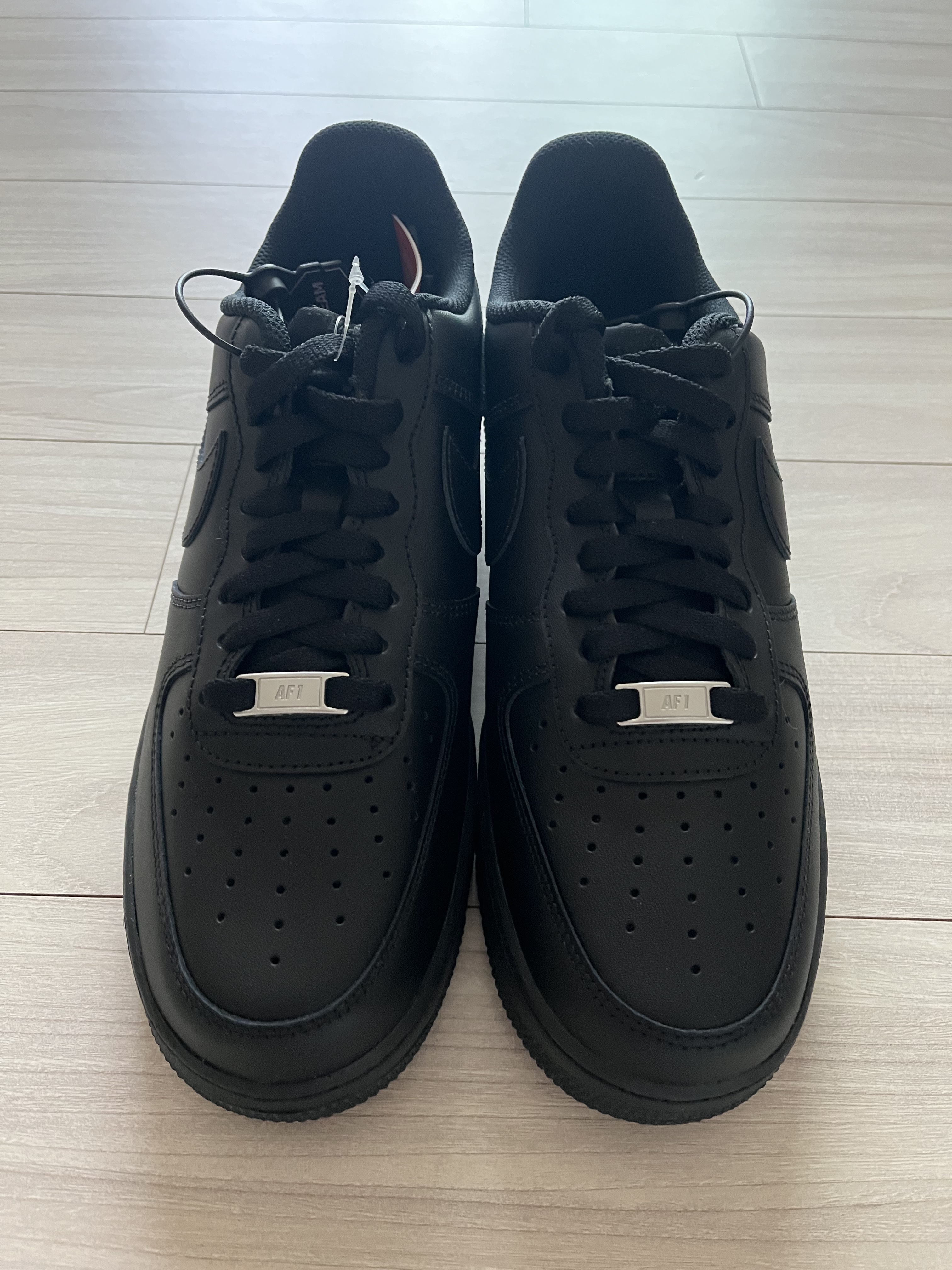 Nike Air Force 1 '07 Low Triple Black 착용 스타일 - 1