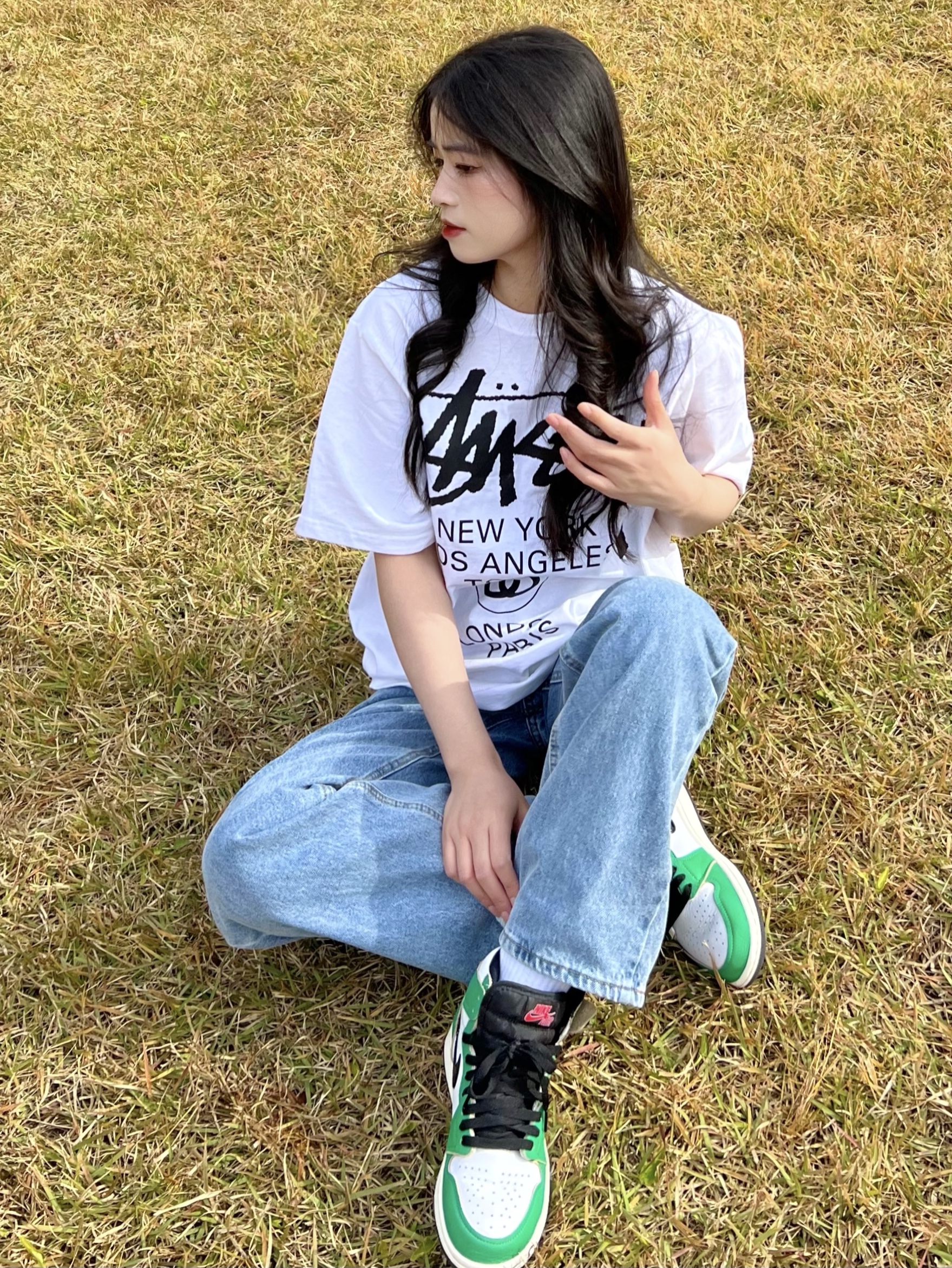 Stussy World Tour T-Shirt White, (W) Jordan 1 Retro High OG Lucky Green 착용 스타일 - 1