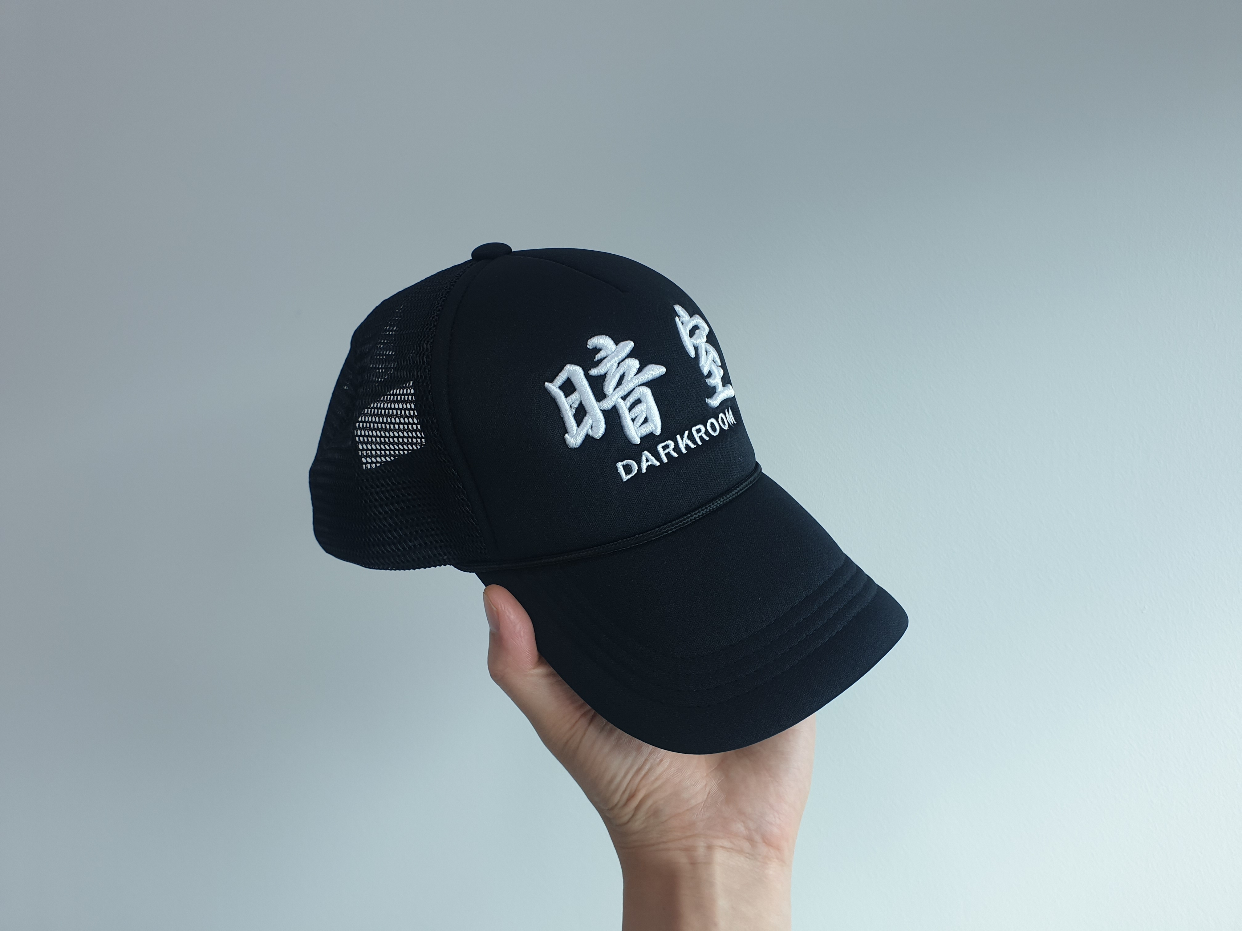 Darkr8m Studio Mesh Trucker Cap Black 착용 스타일 - 1