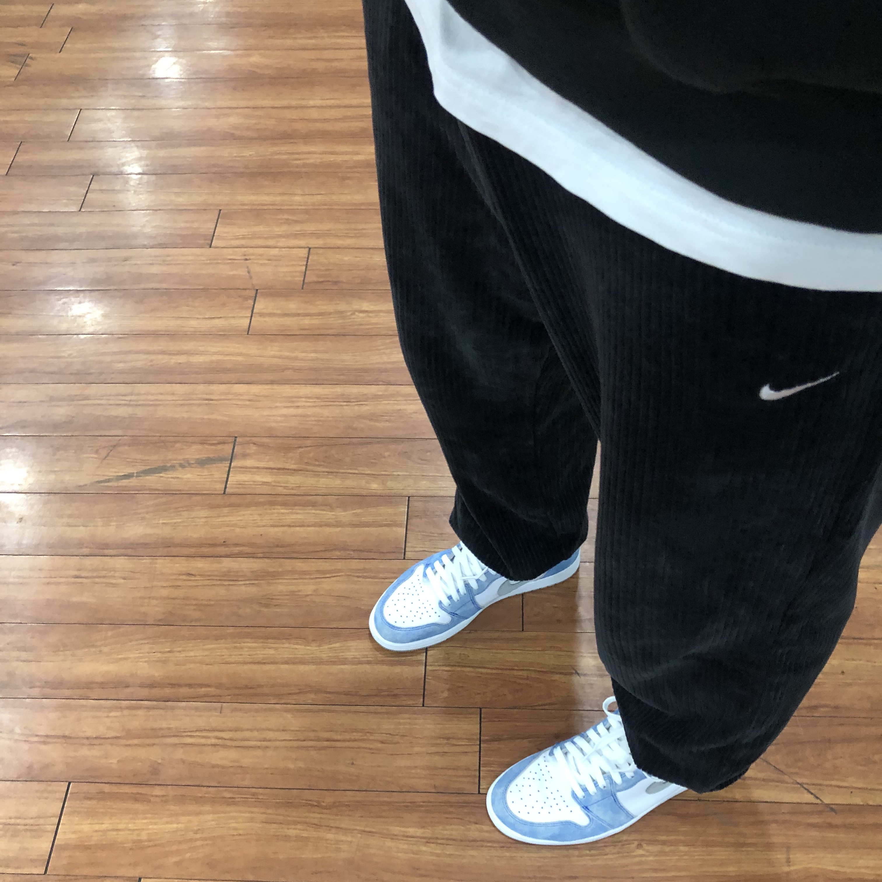 Jordan 1 Retro High OG Hyper Royal 착용 스타일 - 2