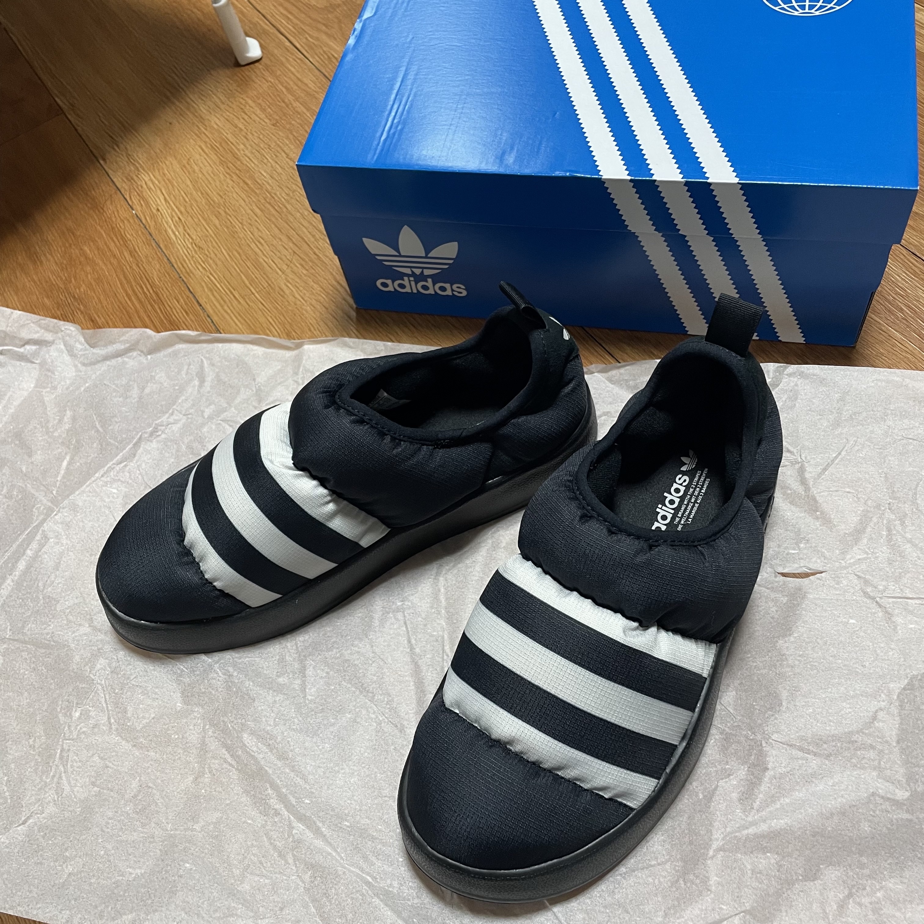 Adidas Puffylette Core Black 착용 스타일 - 1