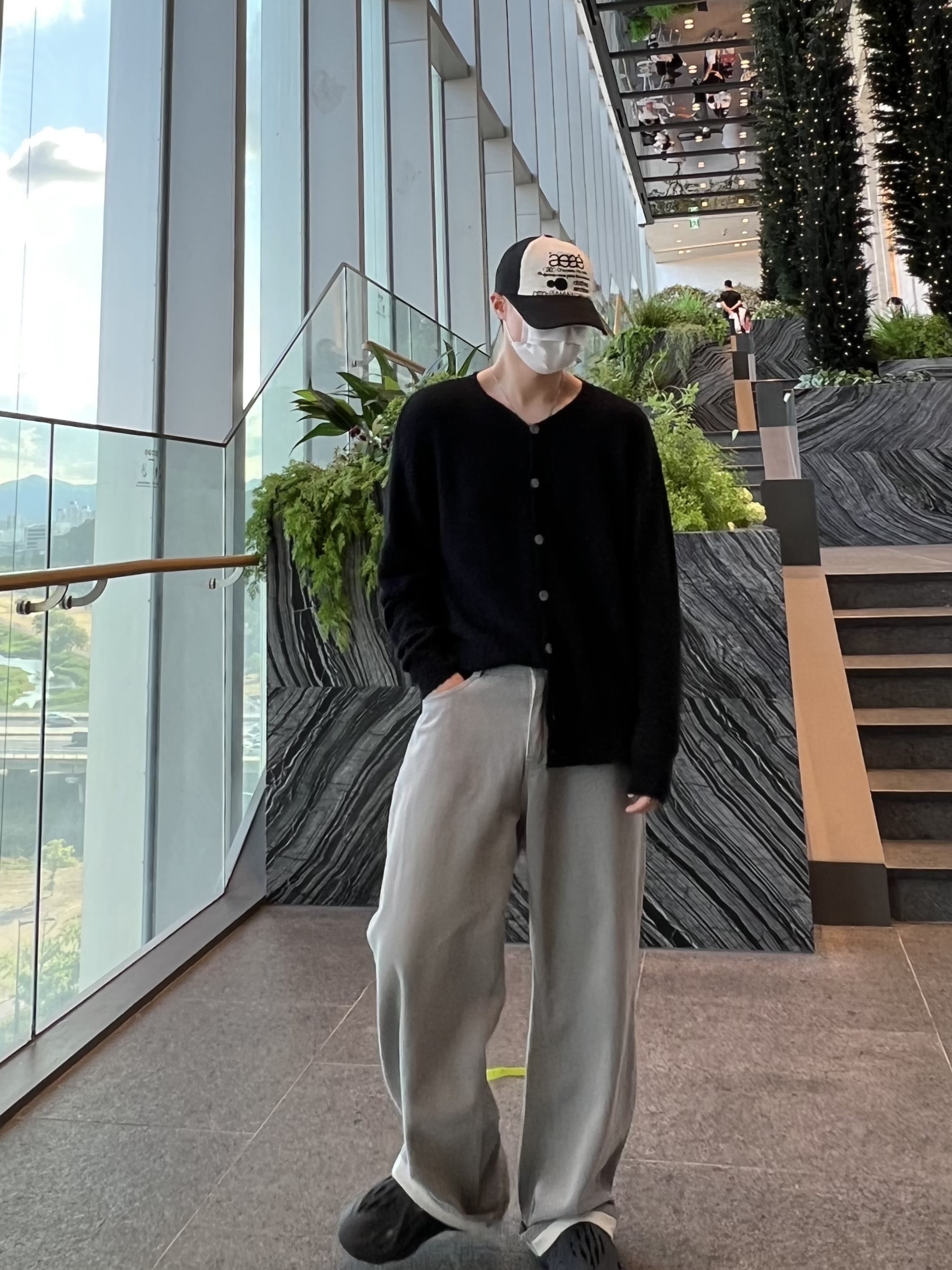 Adidas Yeezy Foam RNNR Mineral Blue 착용 스타일 - 1
