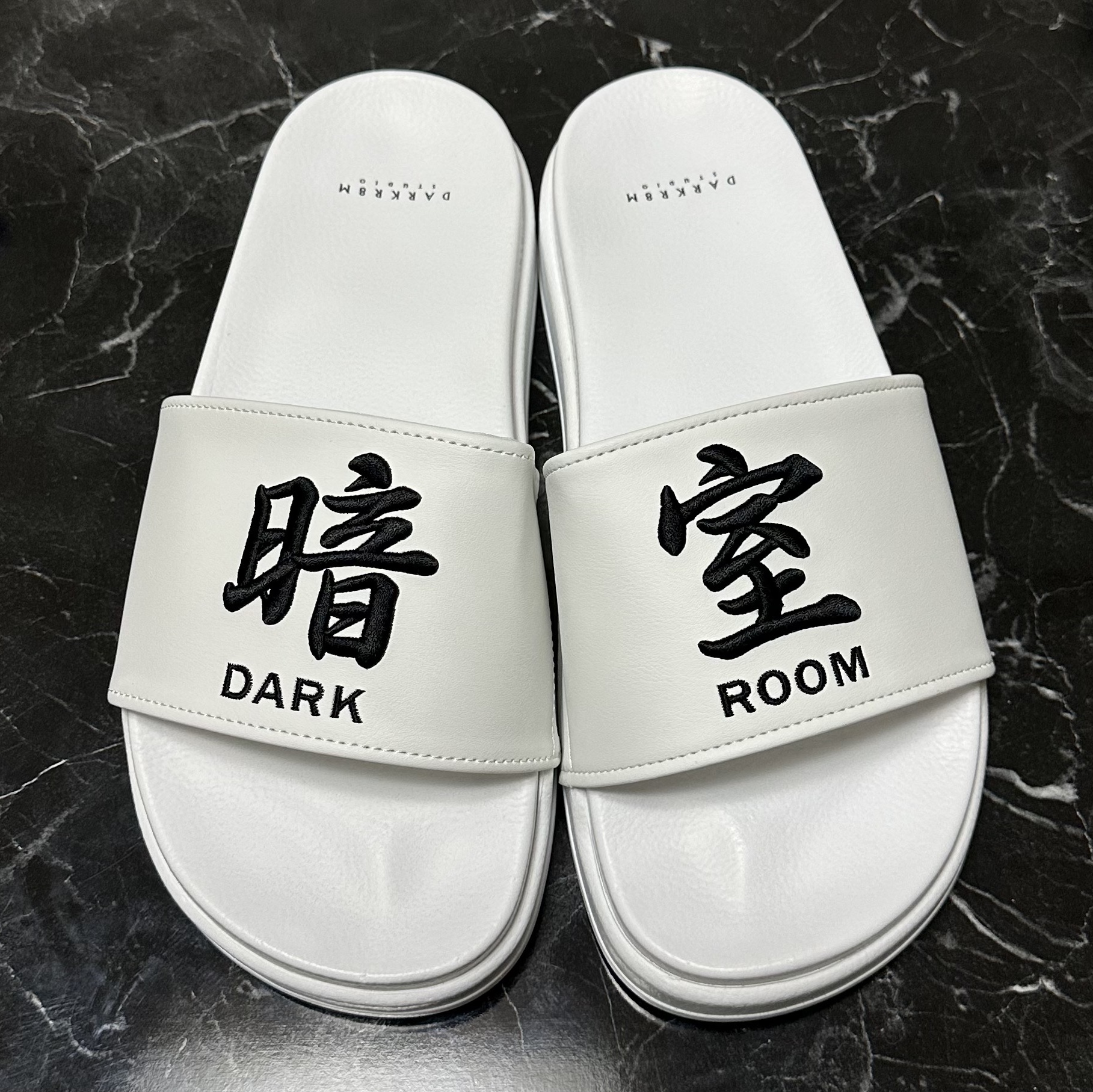 Darkr8m Studio Slides White 착용 스타일 - 2