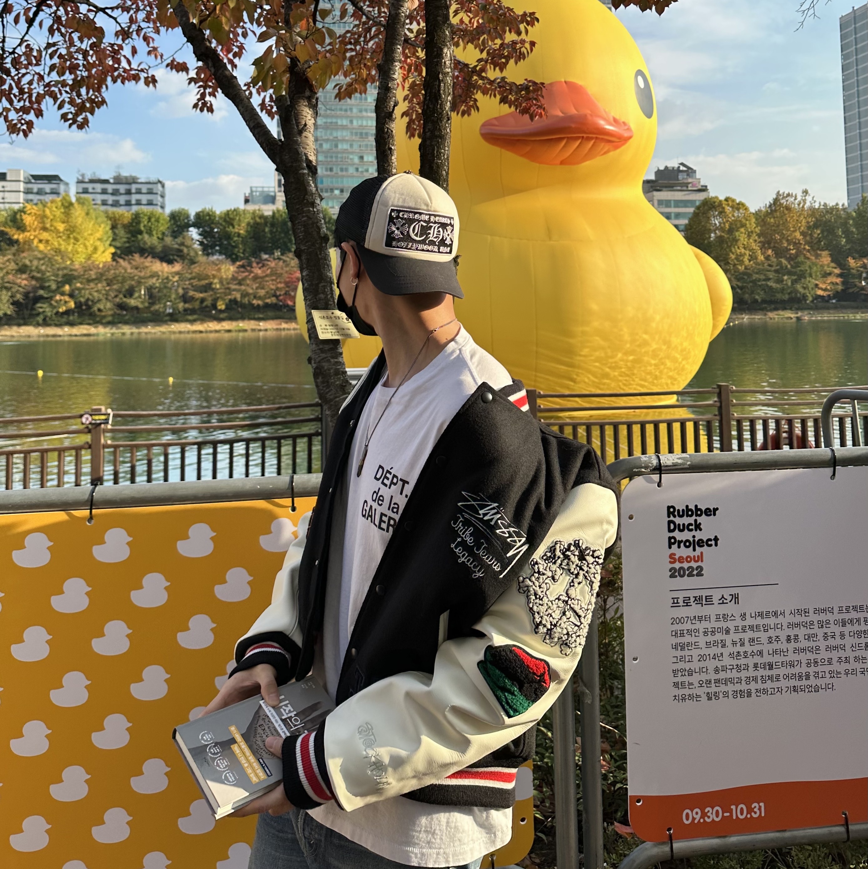 Stussy x Our Legacy x Denim Tears TTL Varsity Jacket Black 착용 스타일 - 5