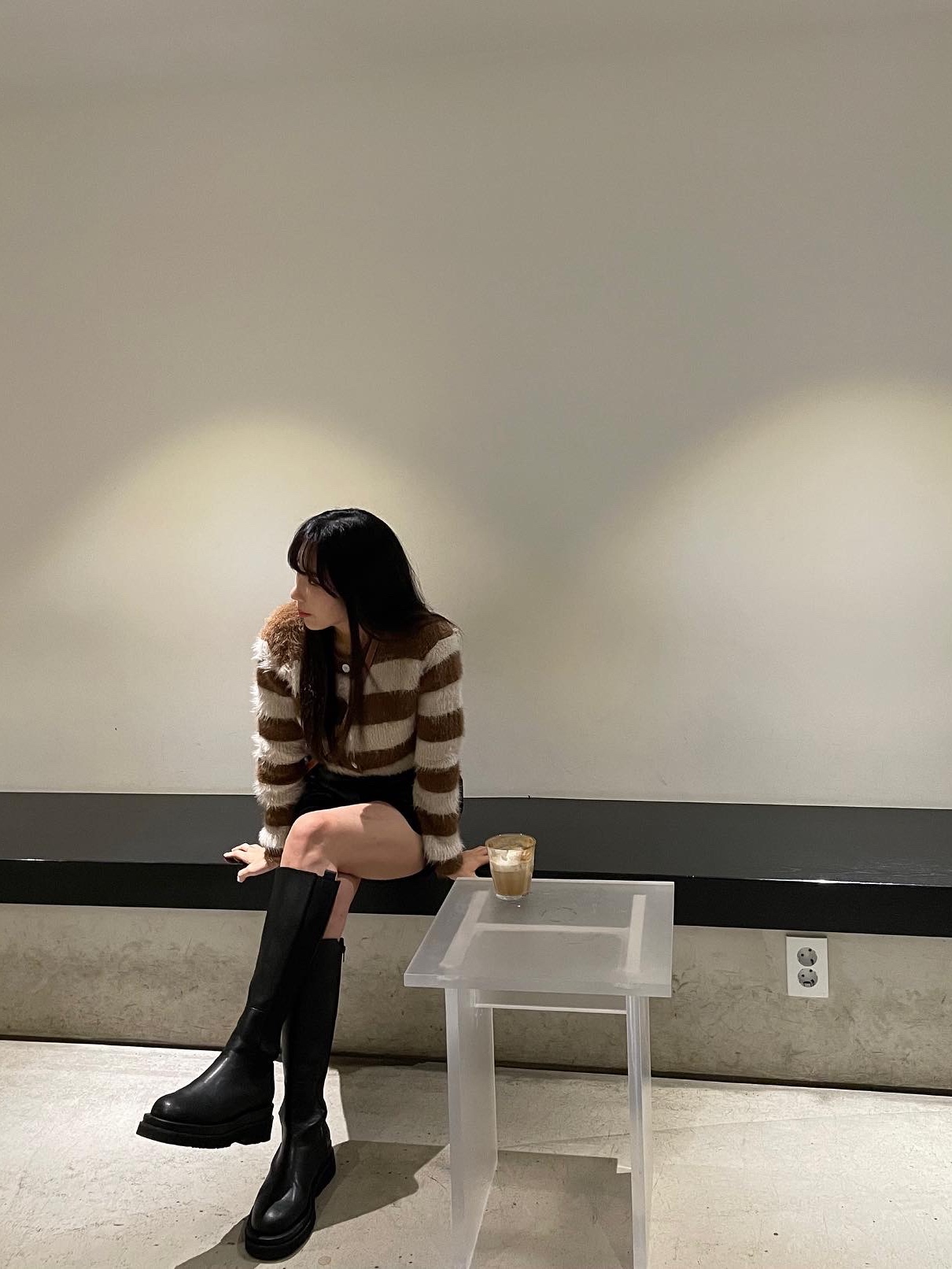 Celine Mini Besace in Triomphe Canvas and Calfskin Tan 착용 스타일 - 1