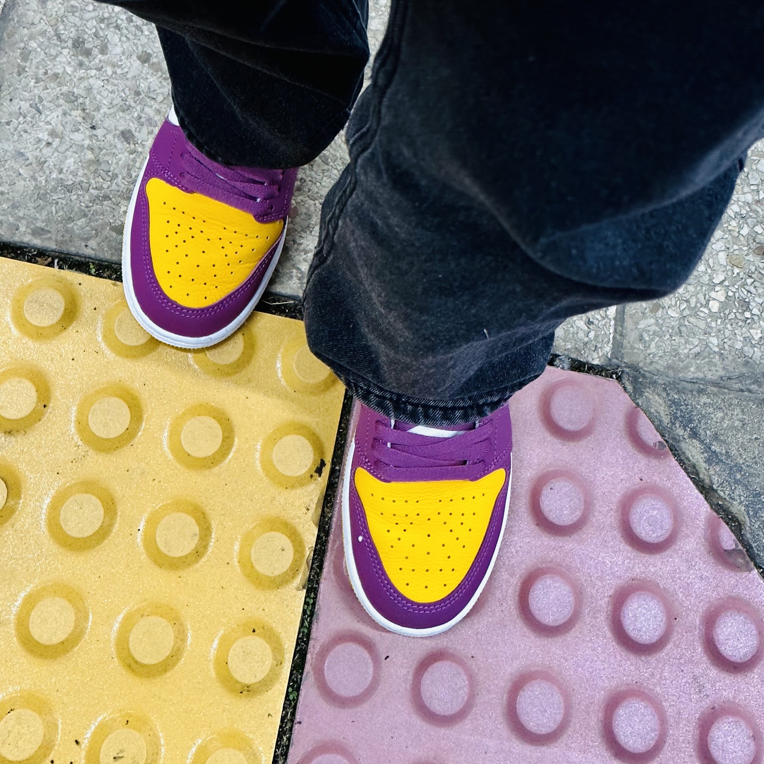 (GS) Jordan 1 Retro High OG University Gold Light Bordeaux 착용 스타일 - 1