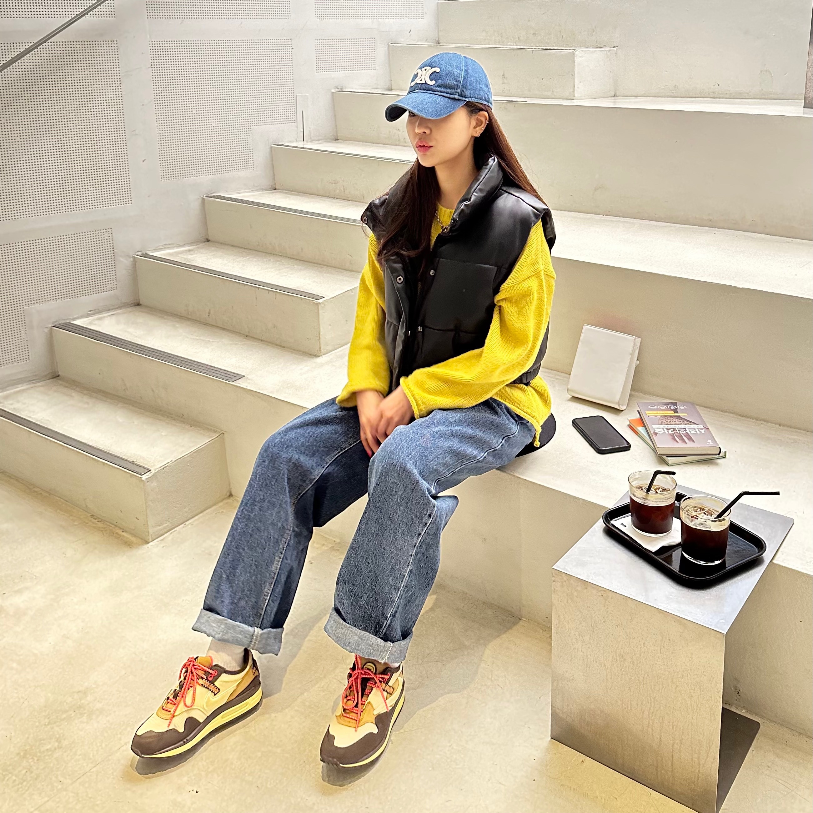 (W) Celine Triomphe Baseball Cap in Denim Dark Union Wash, Nike x Travis Scott Air Max 1 Cact.us Brown 착용 스타일 - 3