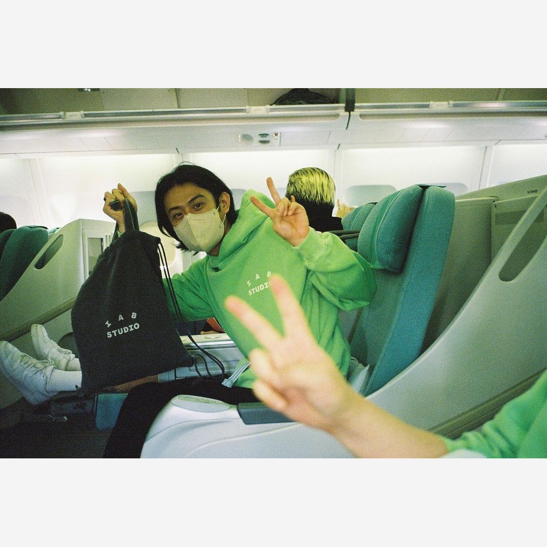 IAB Studio Pigment Hoodie Apple Green, IAB Studio Pigment Sack Black 착용 스타일 - 2