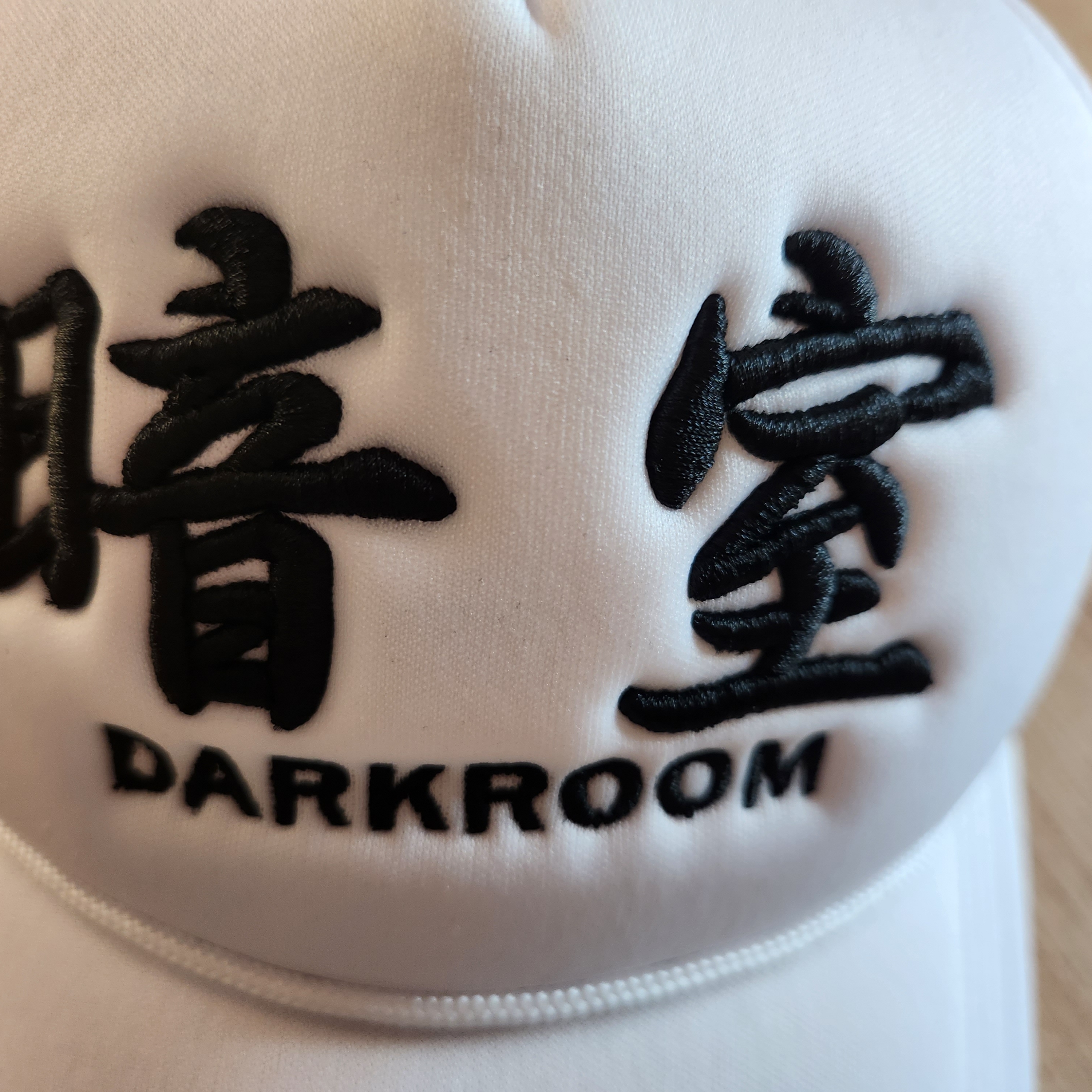 Darkr8m Studio Mesh Trucker Cap White 착용 스타일 - 1