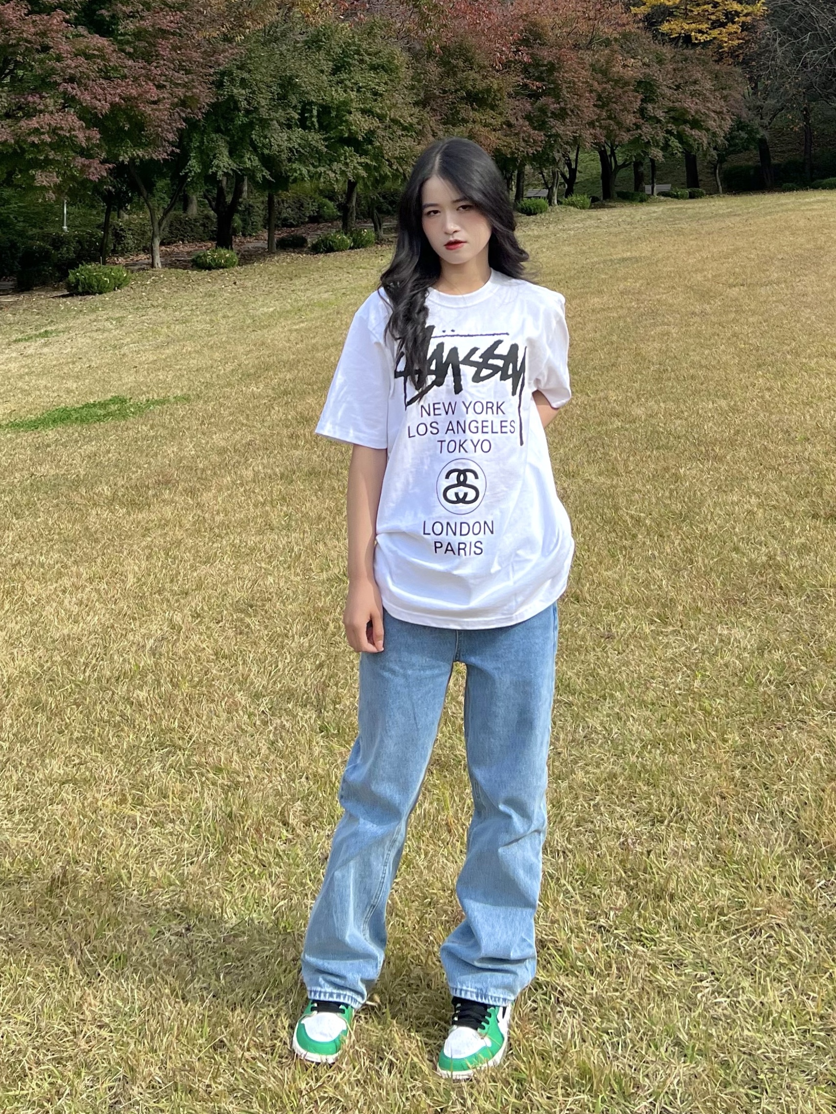 Stussy World Tour T-Shirt White, (W) Jordan 1 Retro High OG Lucky Green 착용 스타일 - 4