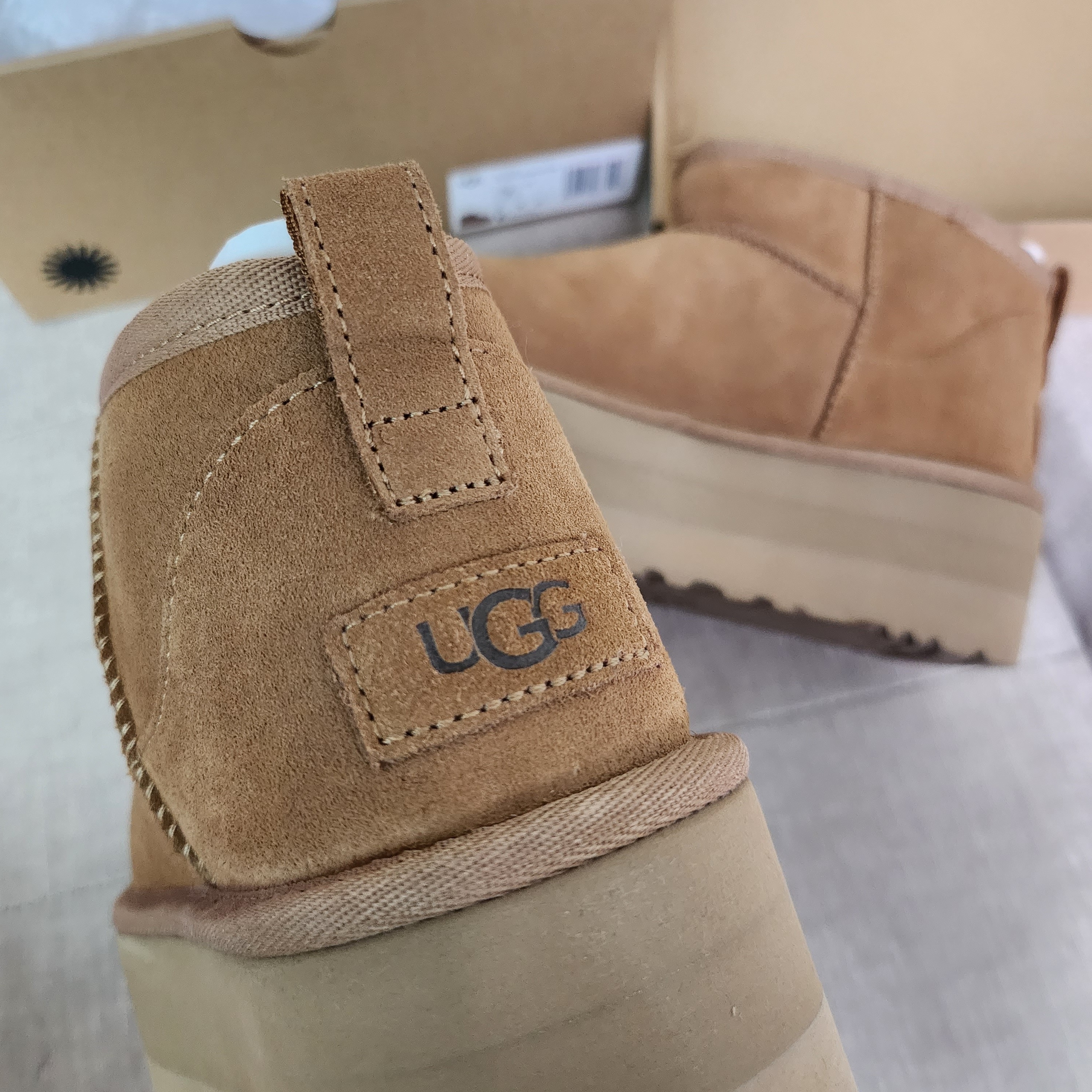 (W) UGG Classic Ultra Mini Platform Boots Chestnut 착용 스타일 - 1