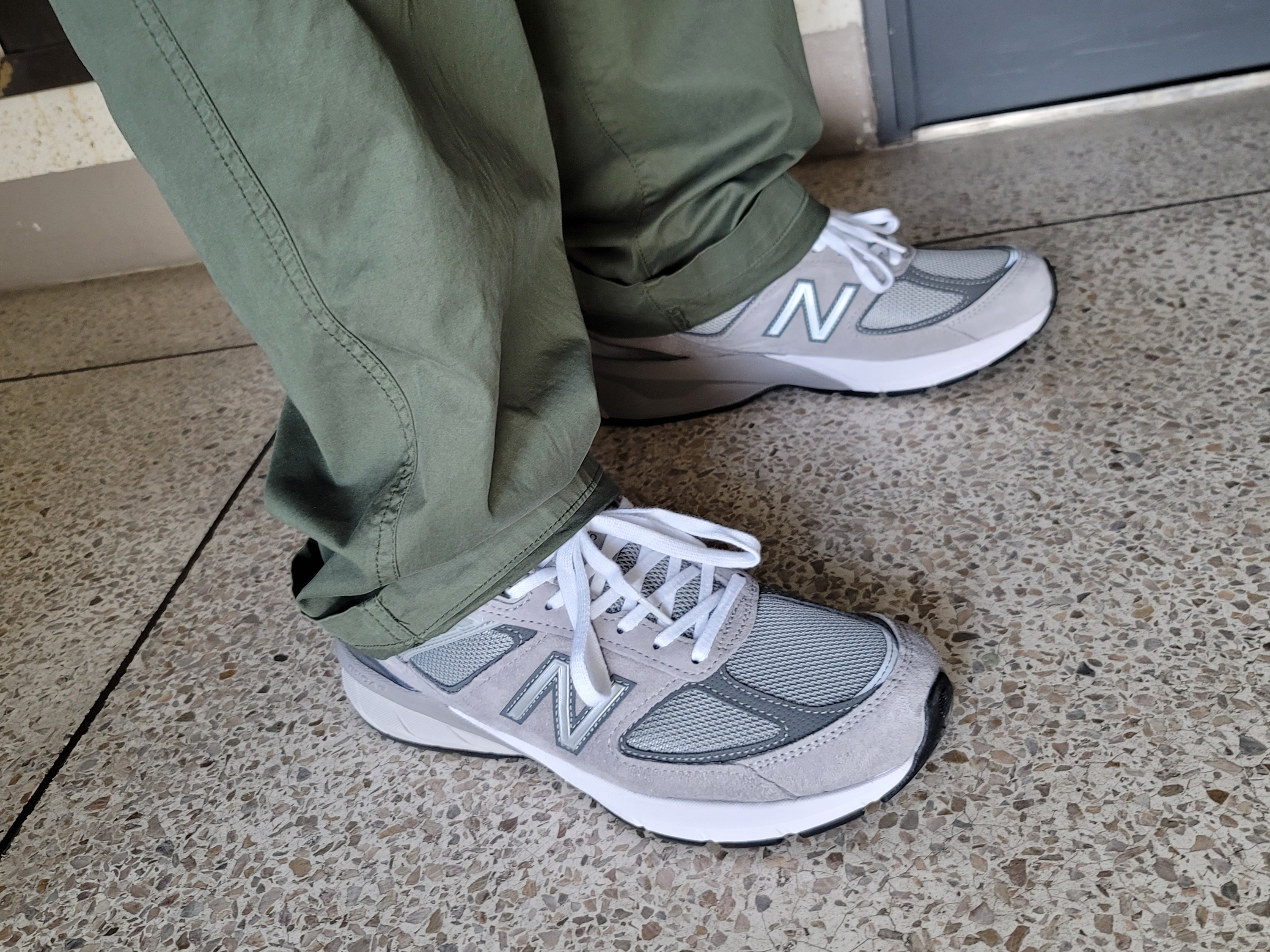 New Balance 990v5 Made in USA Grey - D Standard 착용 스타일 - 2