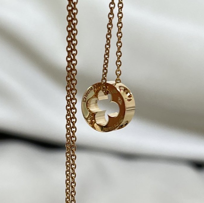 (W) Louis Vuitton Empreinte Pendant Pink Gold 착용 스타일