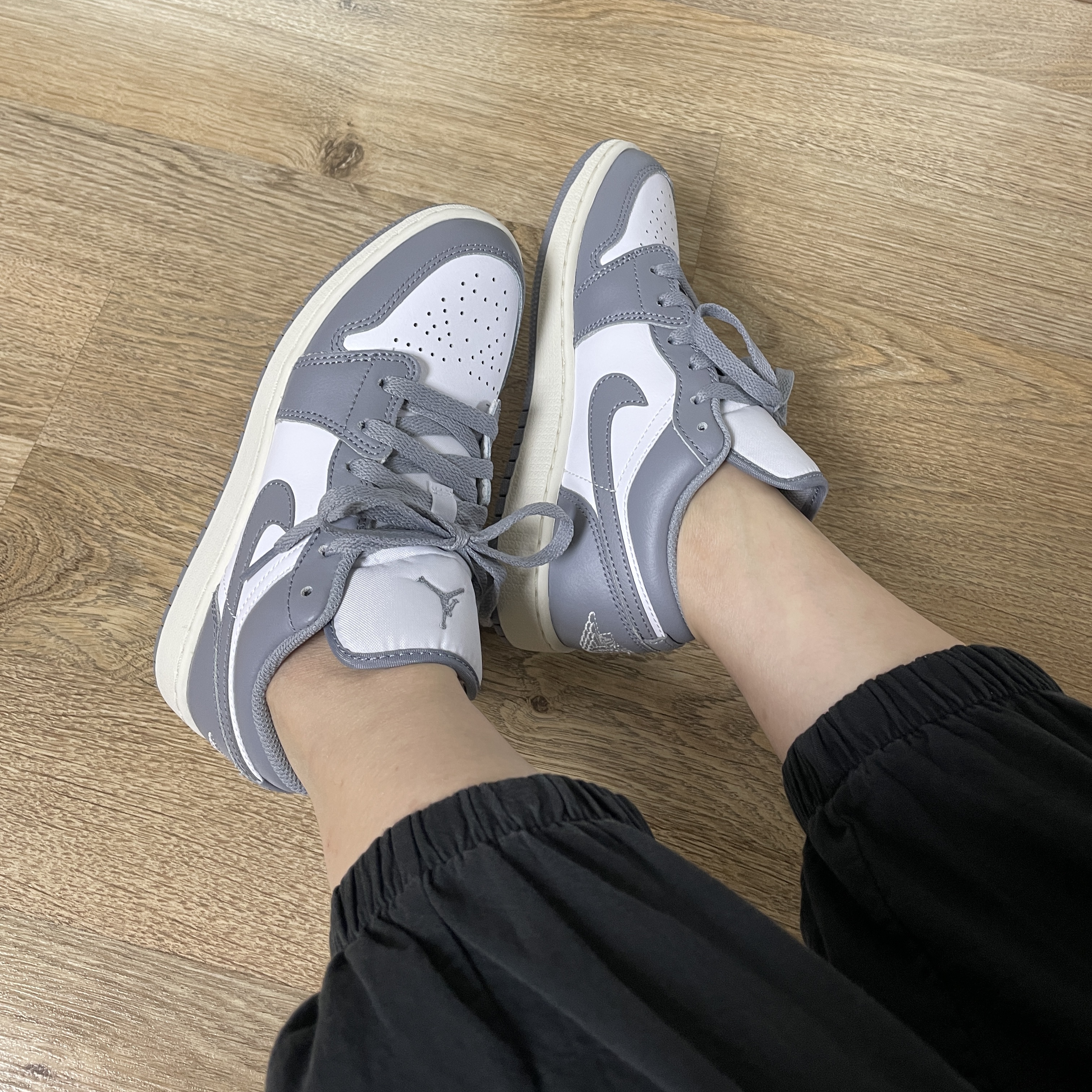 Jordan 1 Low Stealth and White 착용 스타일 - 2