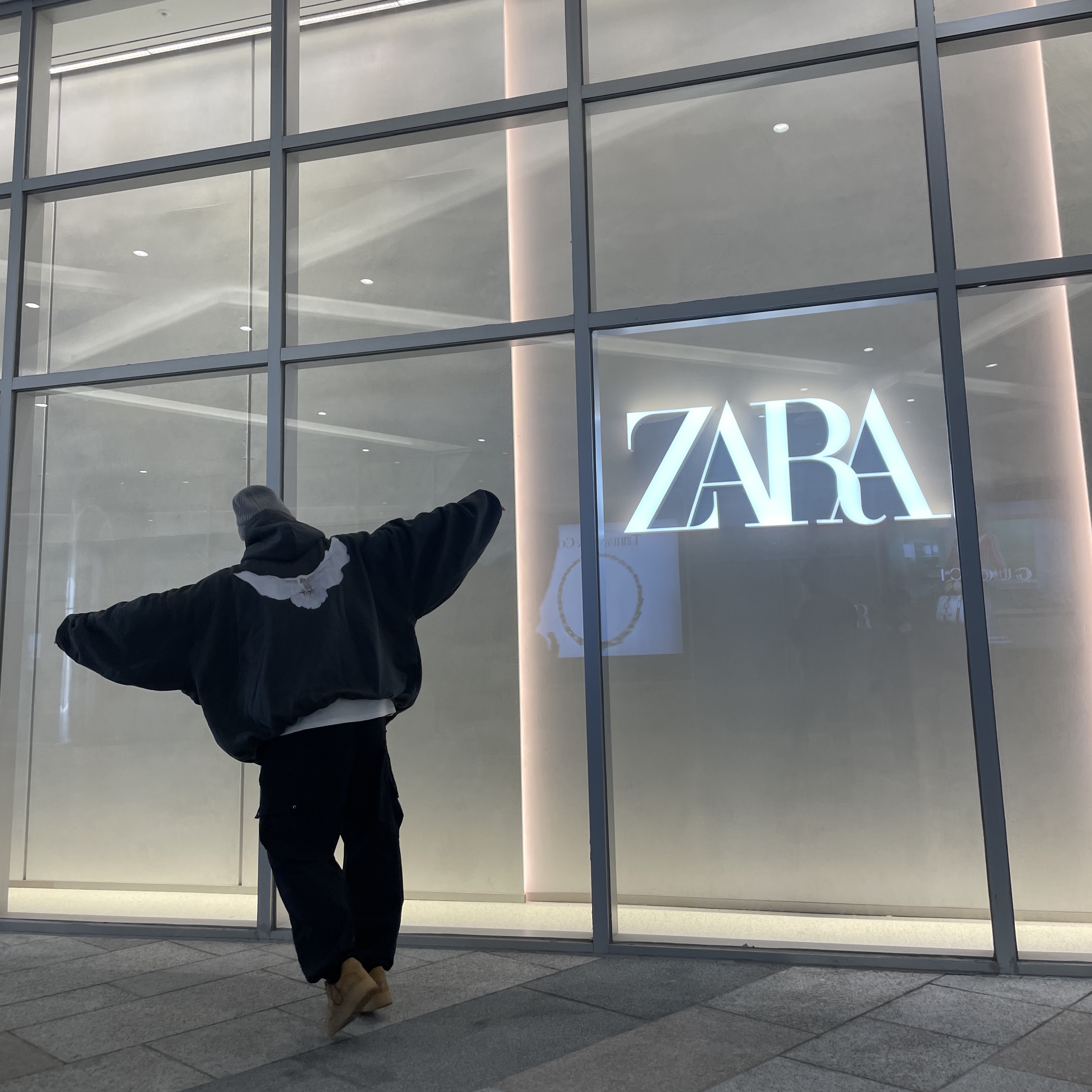 Yeezy Gap Engineered By Balenciaga Dove Hoodie Black 착용 스타일 - 1