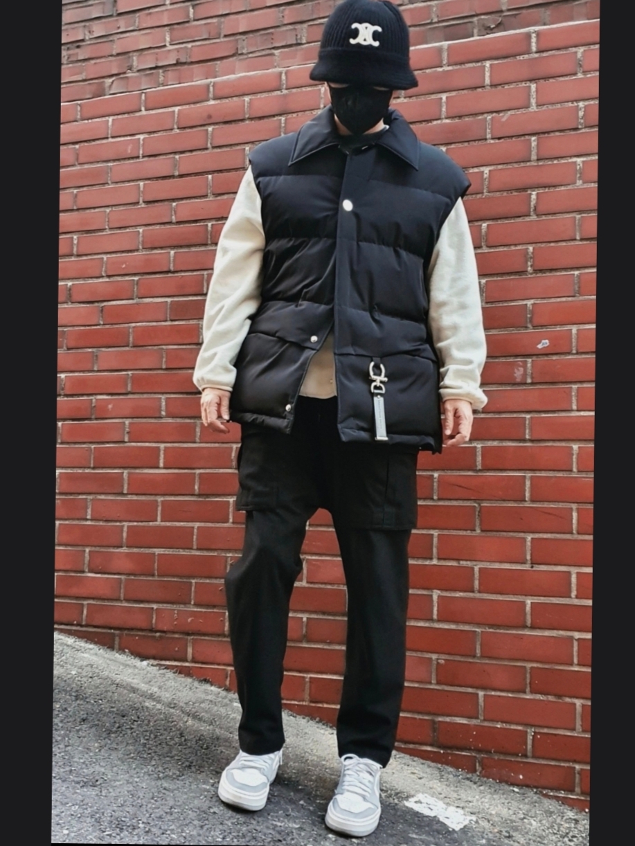 (W) Celine Triomphe Embroidery Bucket Hat in Seamless Cashmere Black, (W) Jordan 1 Elevate Low White and Wolf Grey 착용 스타일
