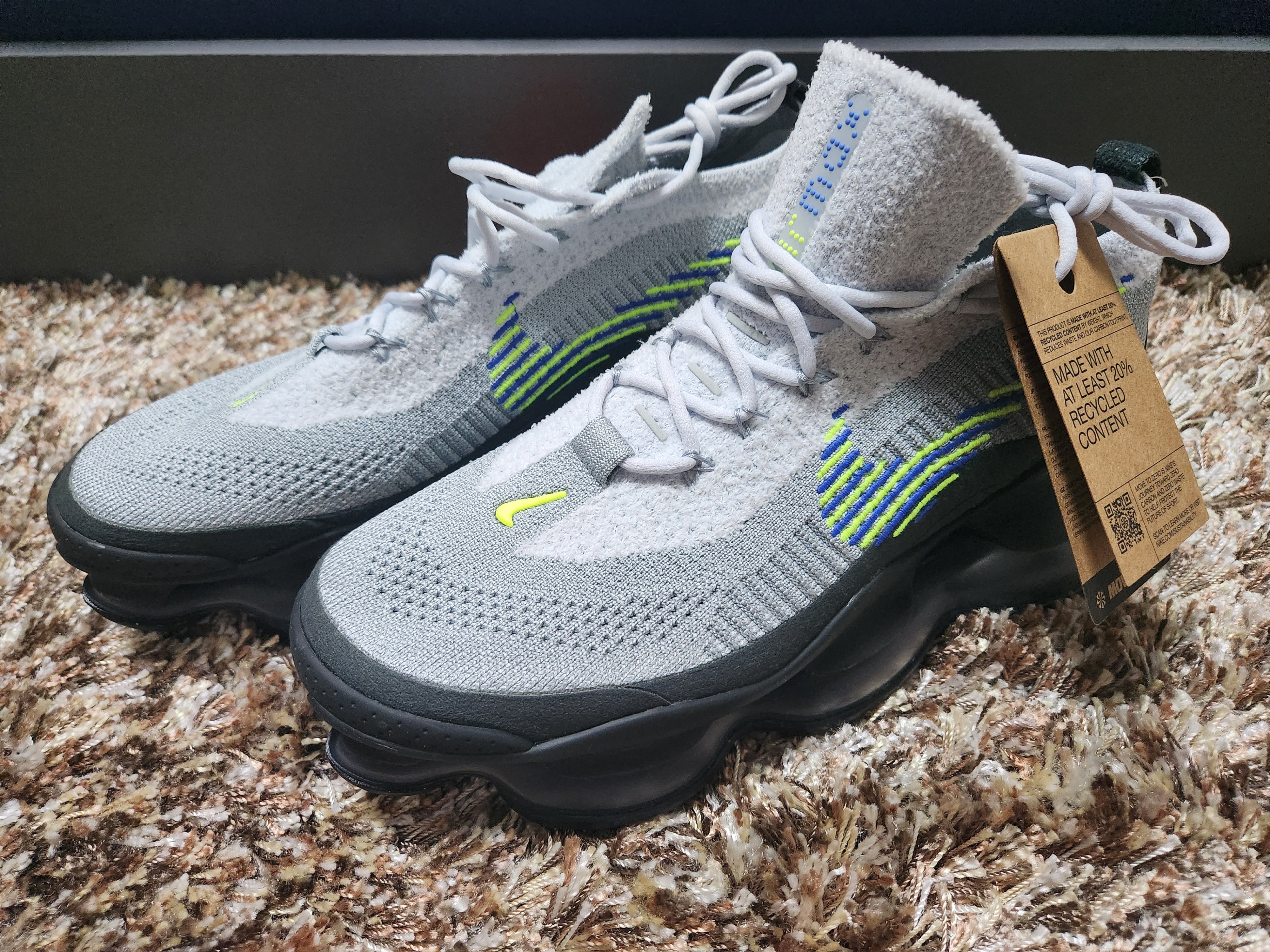 Nike Air Max Scorpion Flyknit Dark Smoke Grey 착용 스타일 - 1