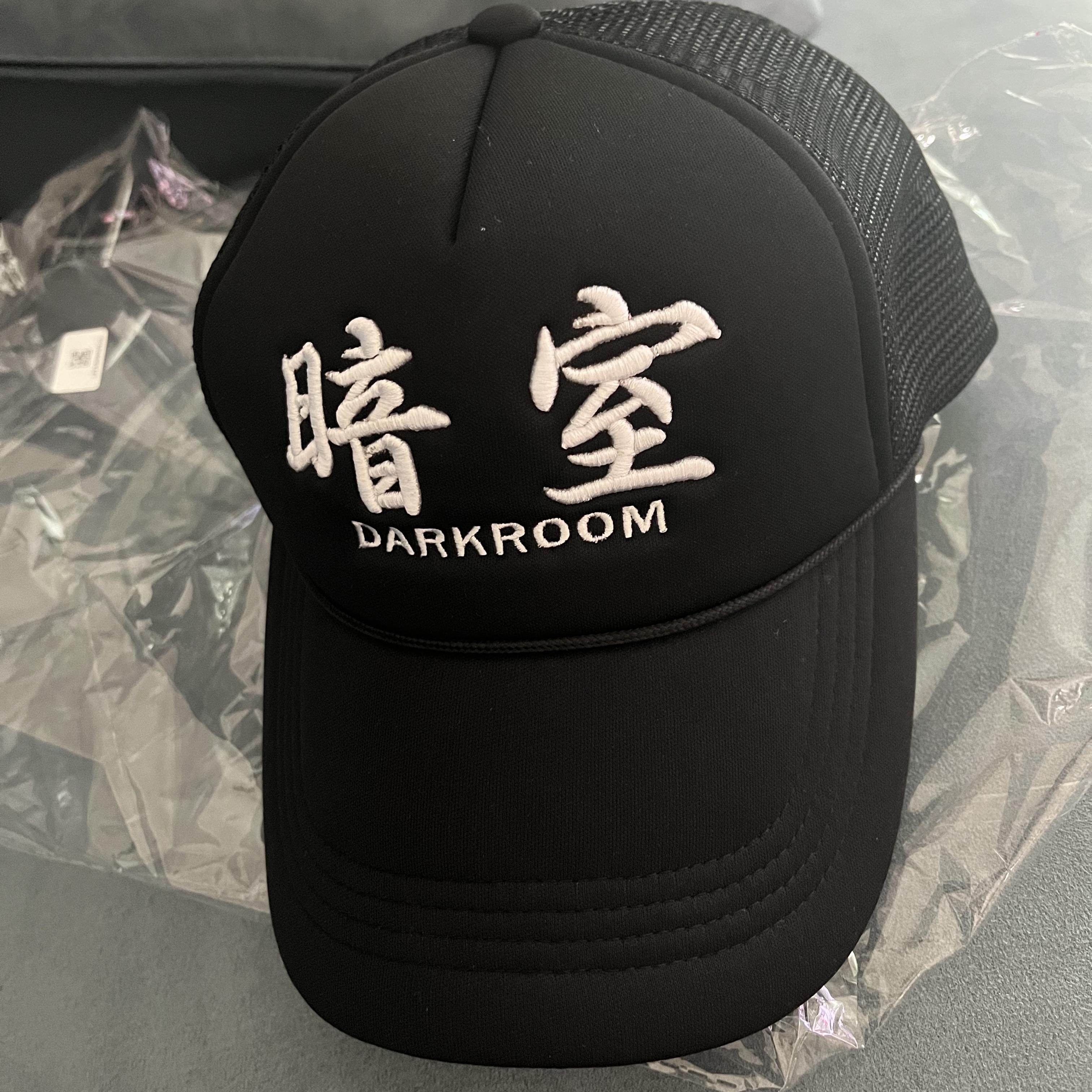 Darkr8m Studio Mesh Trucker Cap Black 착용 스타일 - 1