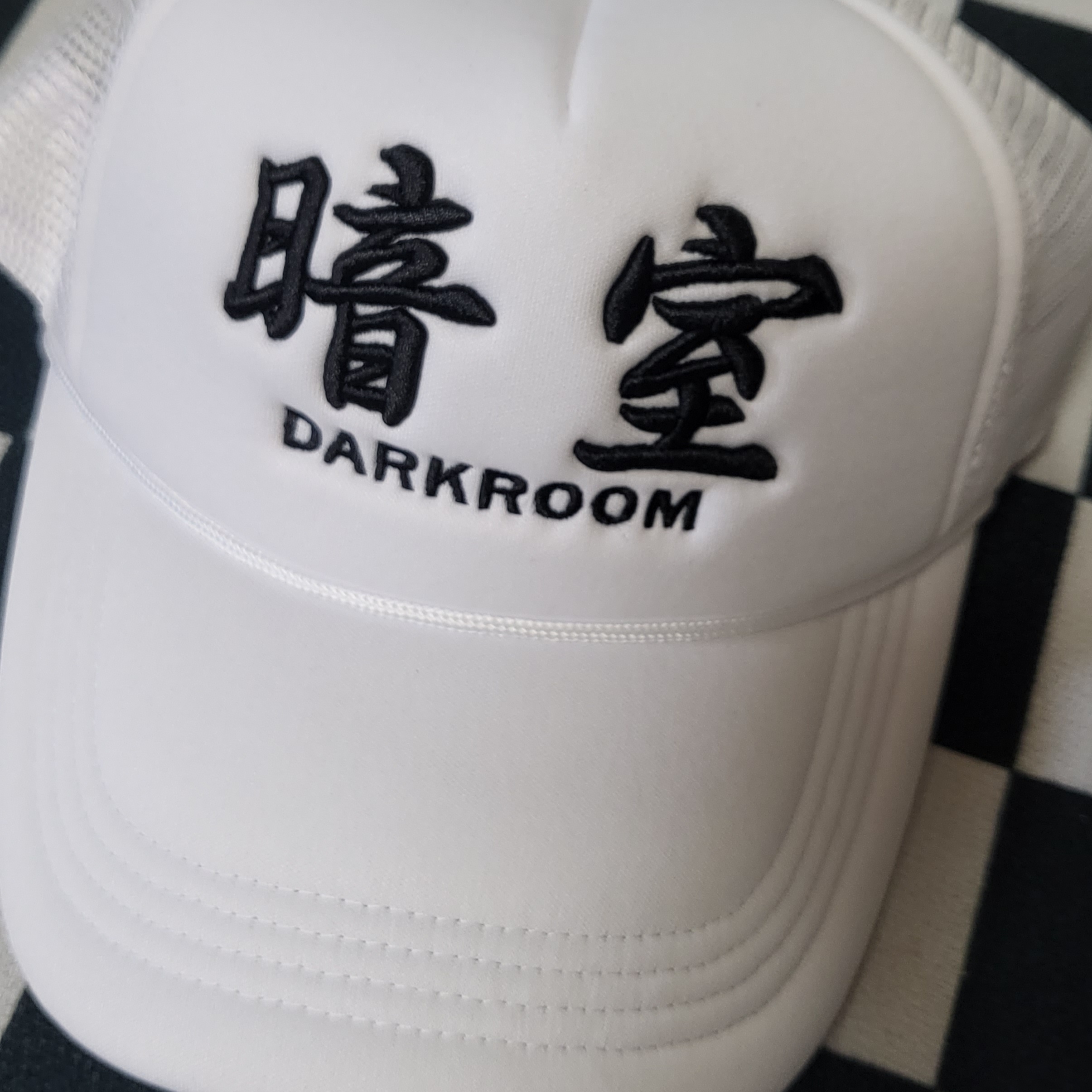 Darkr8m Studio Mesh Trucker Cap White 착용 스타일 - 3