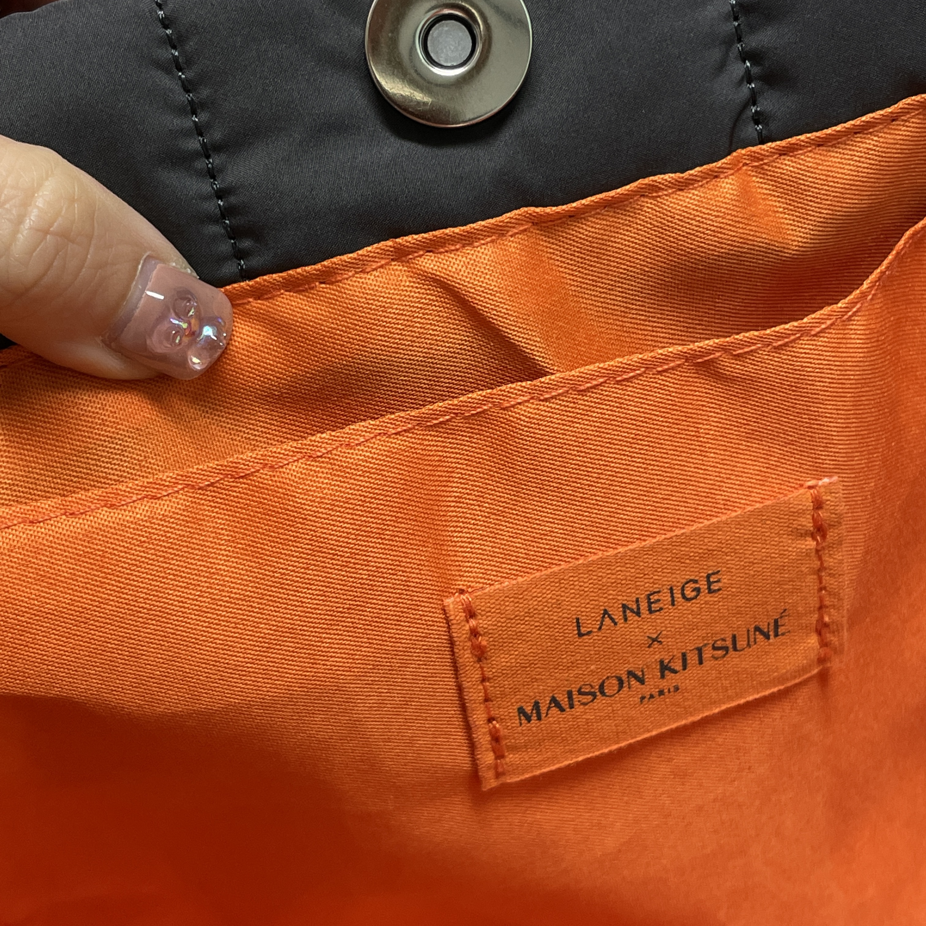 Maison Kitsune x Laneige Padded Bag Navy 착용 스타일 - 3