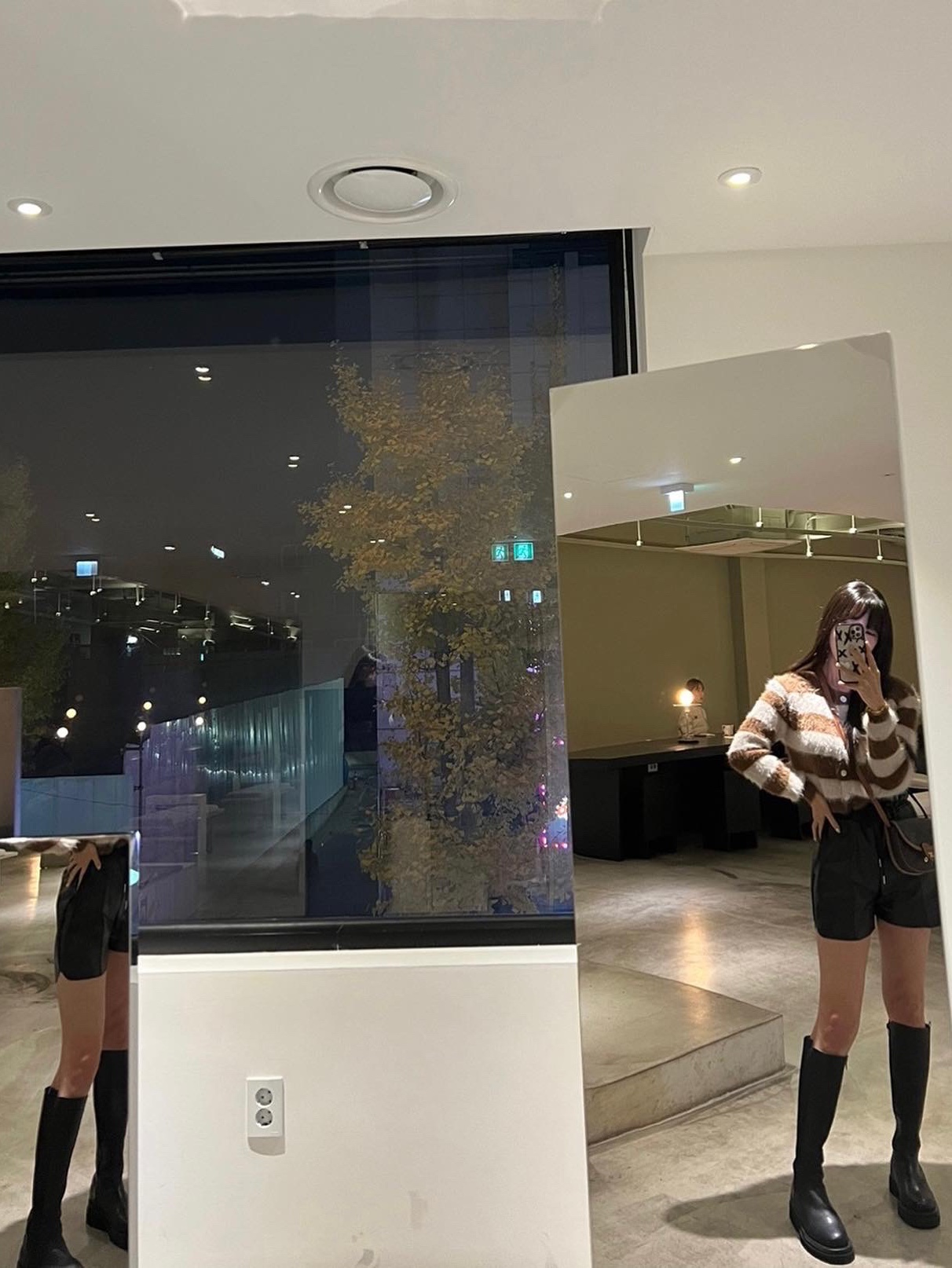 Celine Mini Besace in Triomphe Canvas and Calfskin Tan 착용 스타일 - 2