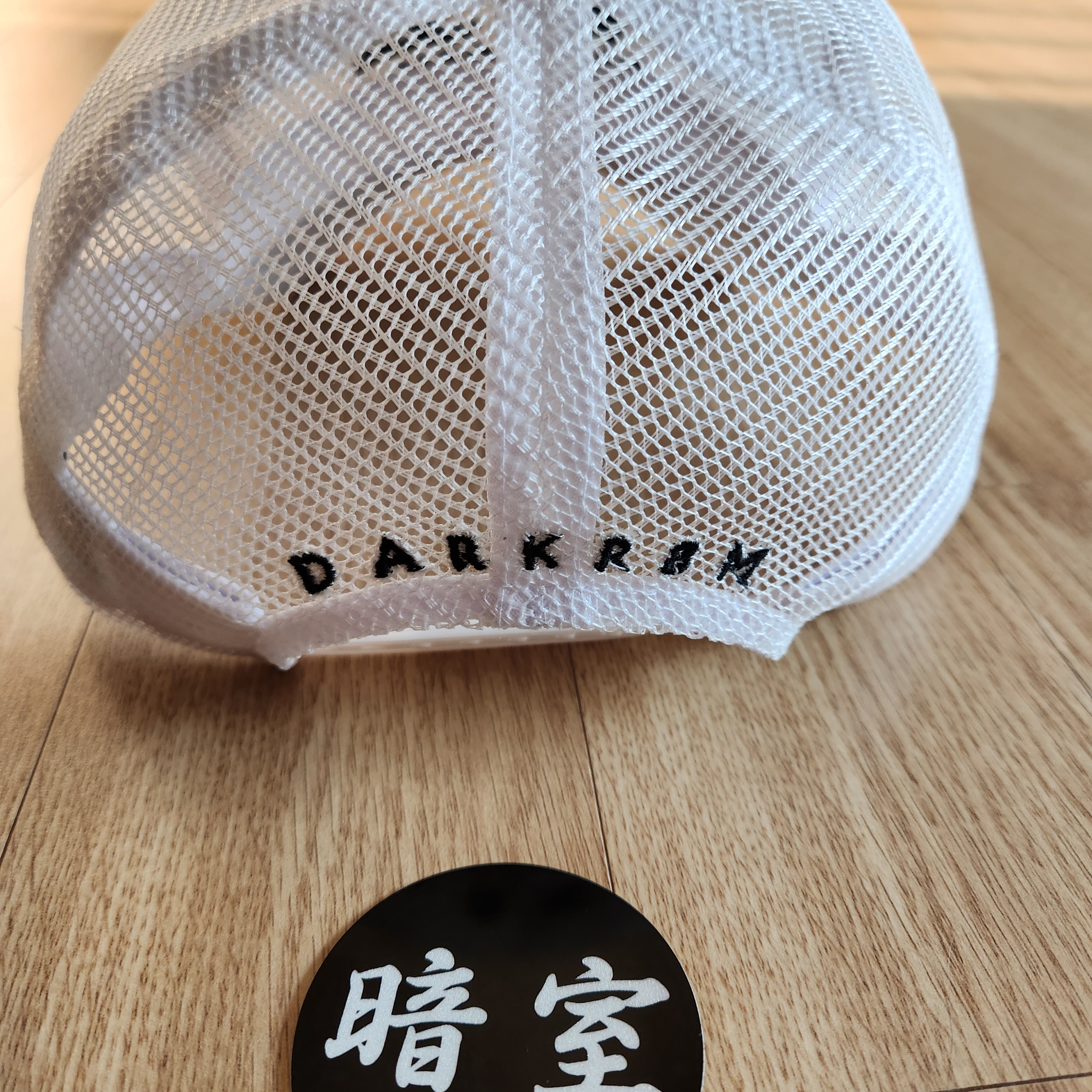 Darkr8m Studio Mesh Trucker Cap White 착용 스타일 - 3