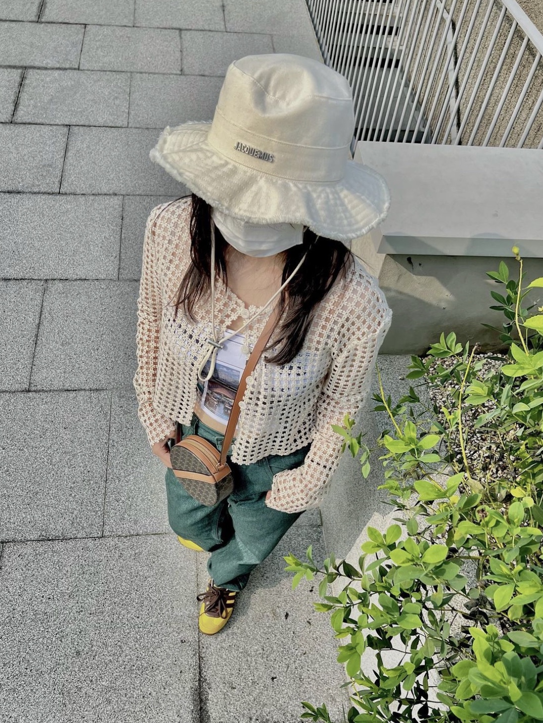 Jacquemus Le Bob Artichaut Bucket Hat Off White, Adidas x Wales Bonner Japan Shoes Hazy Yellow Dark Brown 착용 스타일 - 1