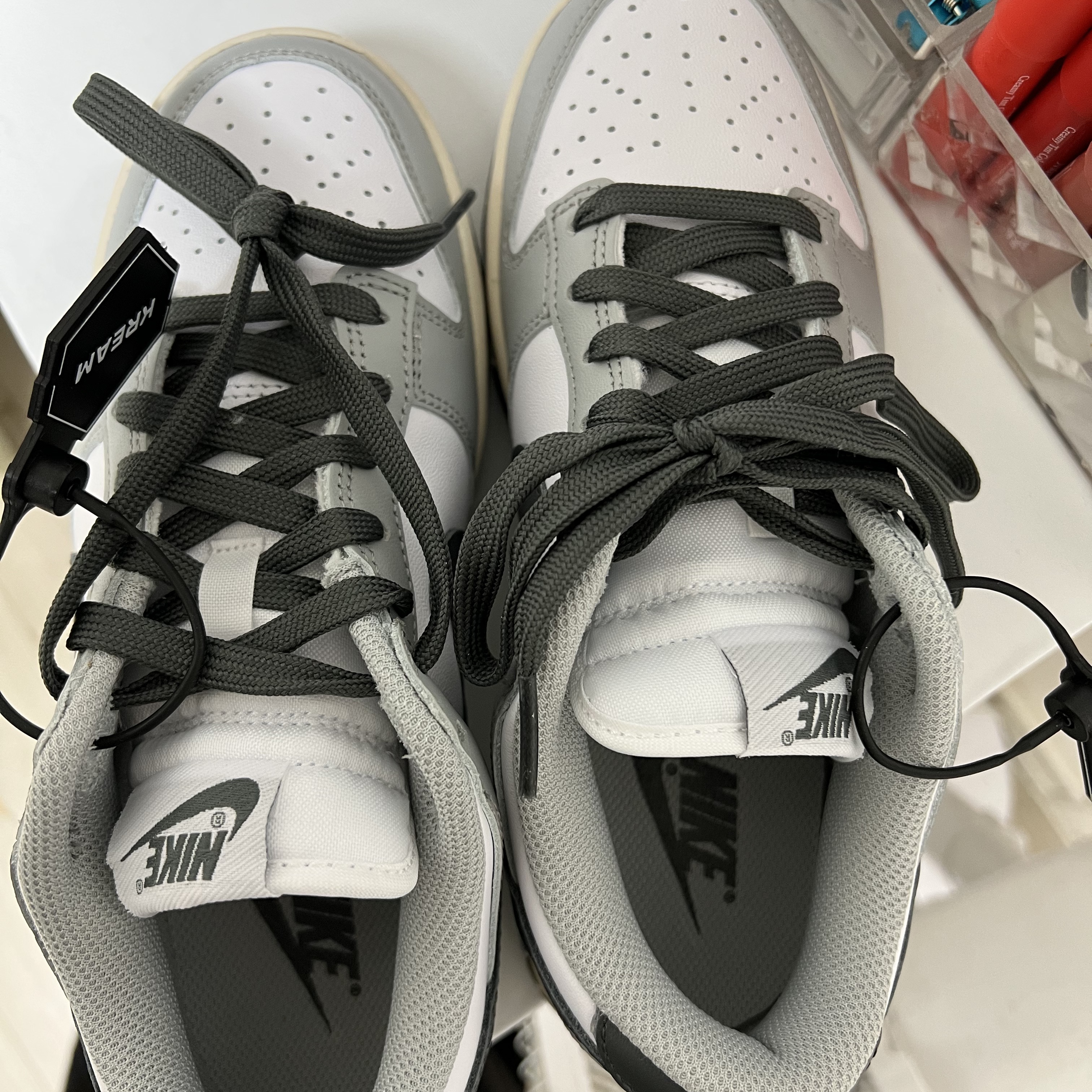 (W) Nike Dunk Low Light Smoke Grey 착용 스타일 - 1