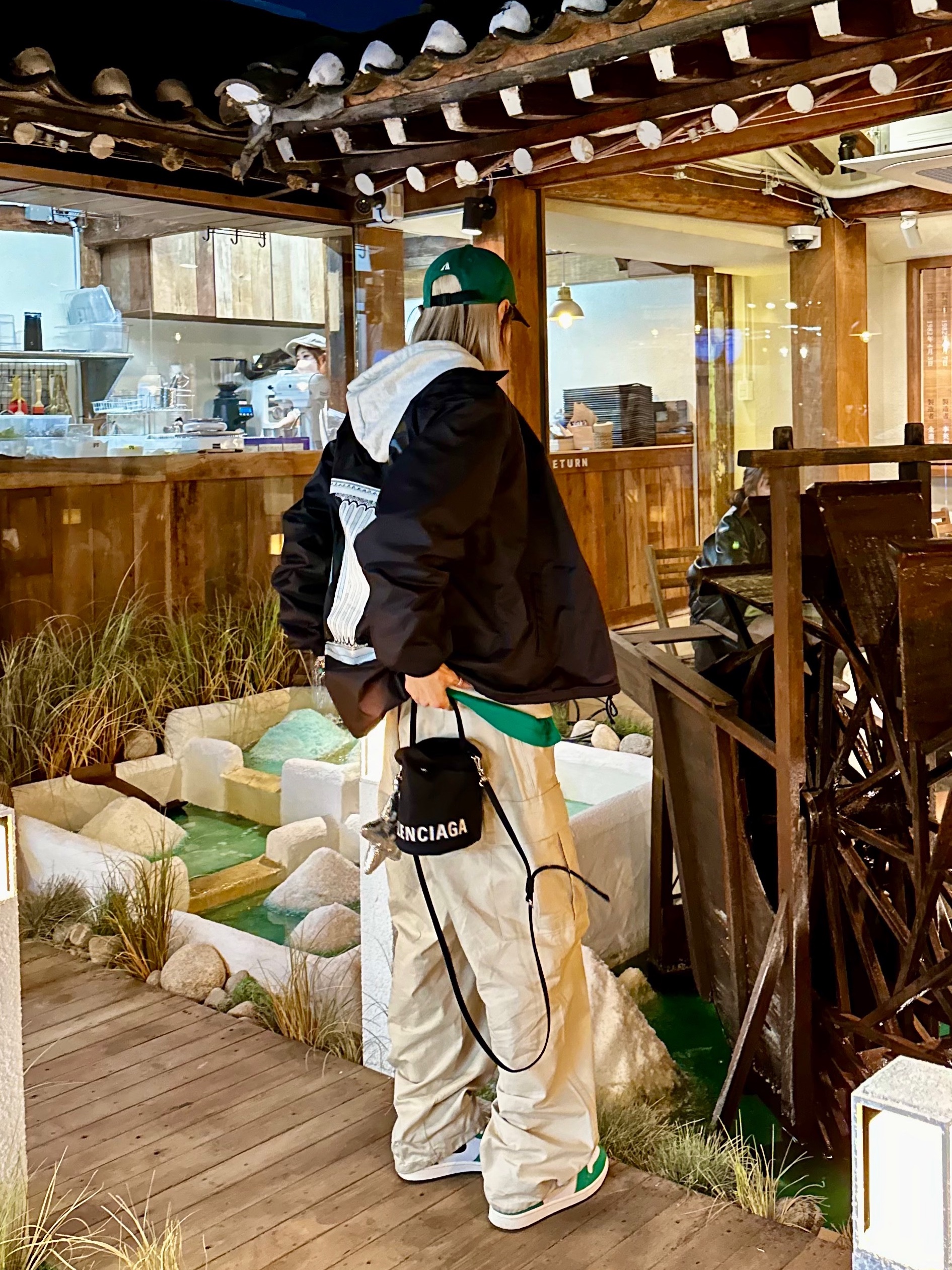 CDG x Stussy Coach Jacket Black, (W) Jordan 1 Retro High OG Lucky Green 착용 스타일 - 1