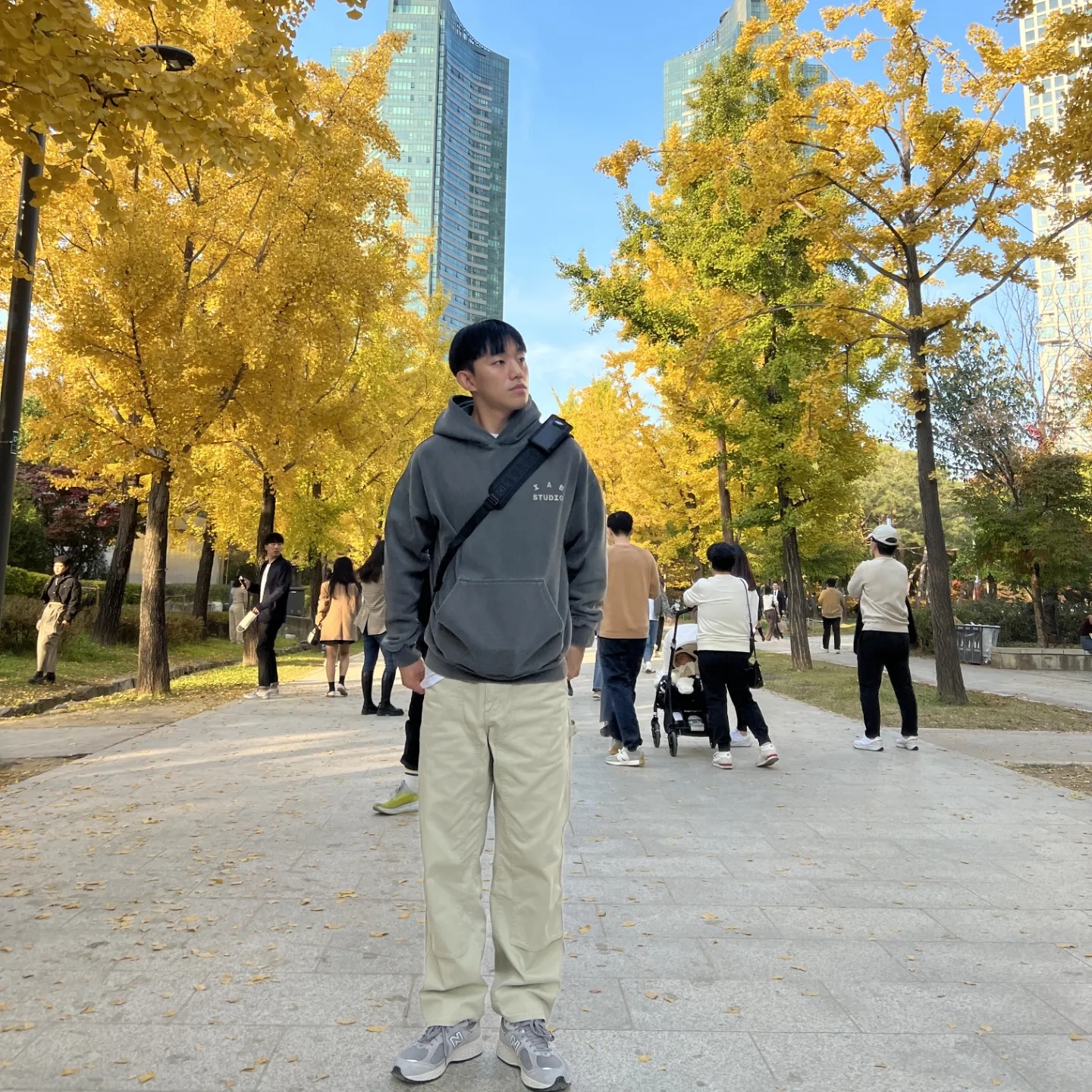 IAB Studio Pigment Hoodie & Sack Black, New Balance 2002R Grey 착용 스타일 - 1
